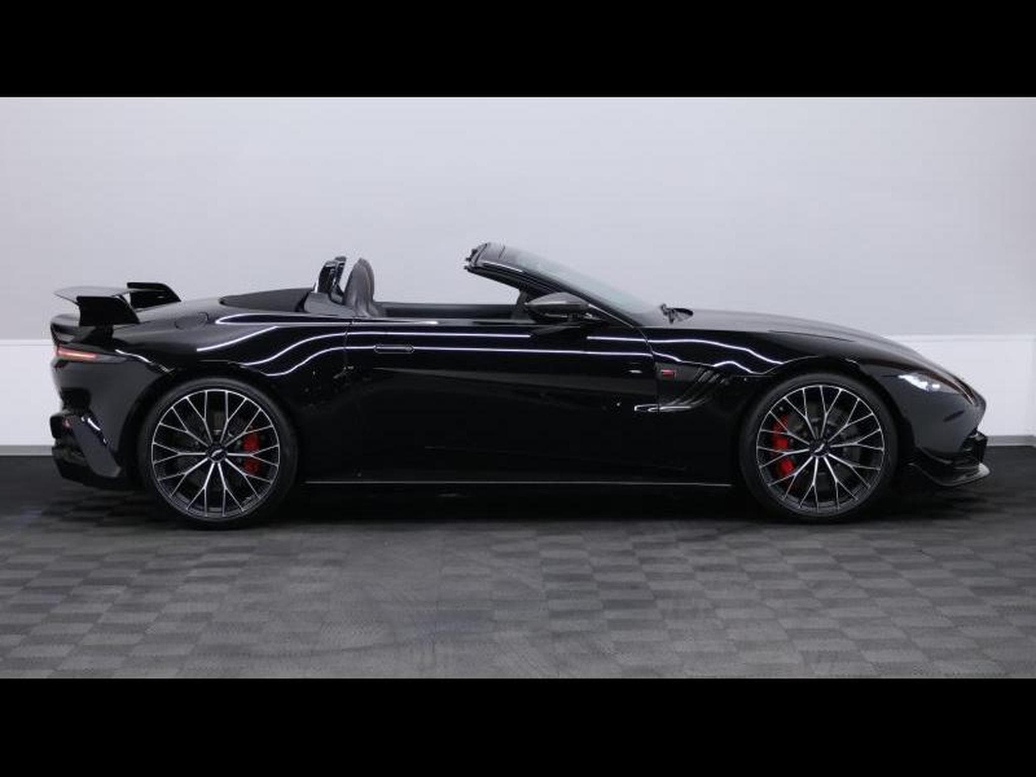 Aston-Martin V8 Vantage Roadster F1 Edition (2022) - Photo 10