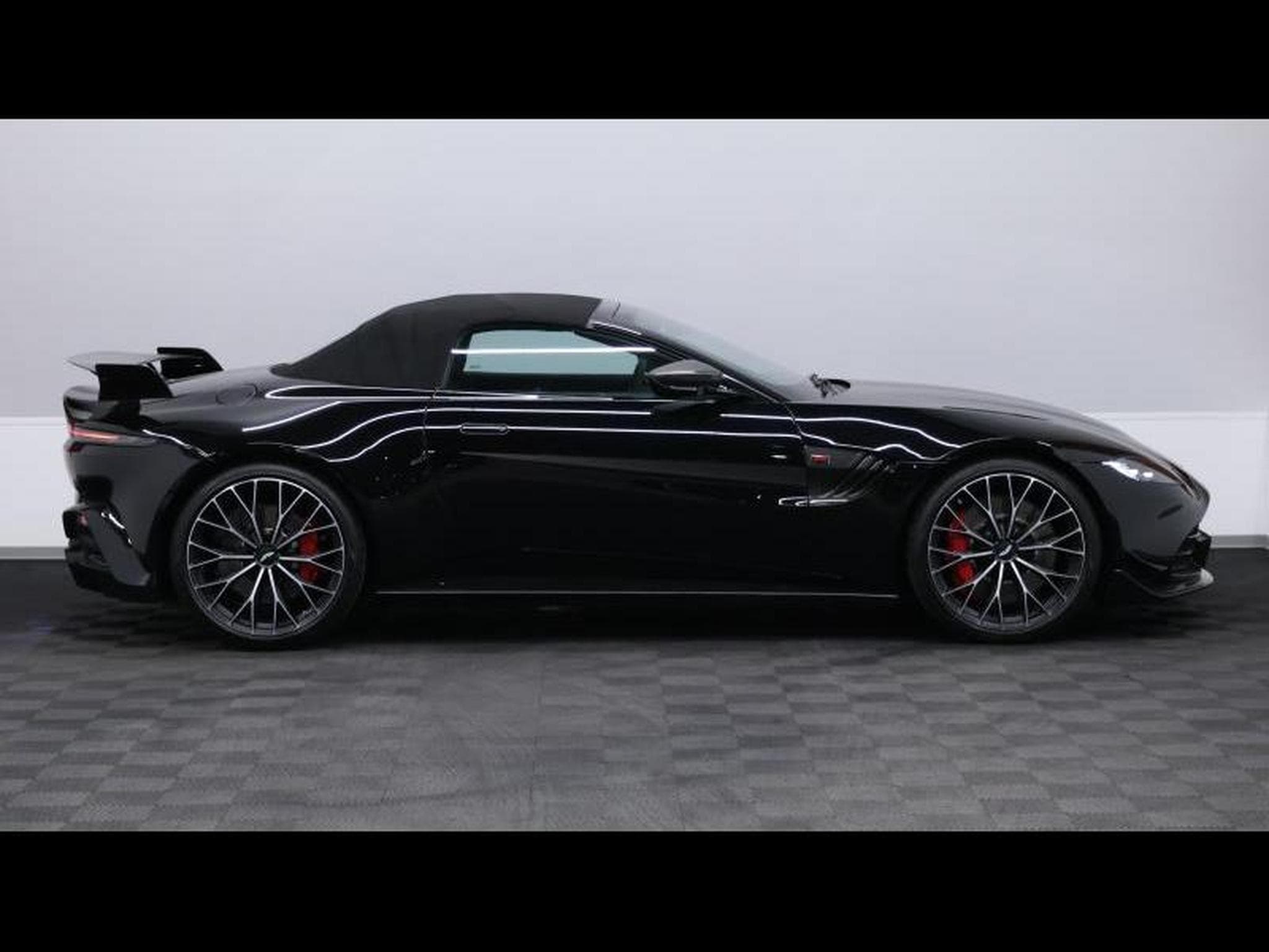 Aston-Martin V8 Vantage Roadster F1 Edition (2022) - Photo 12