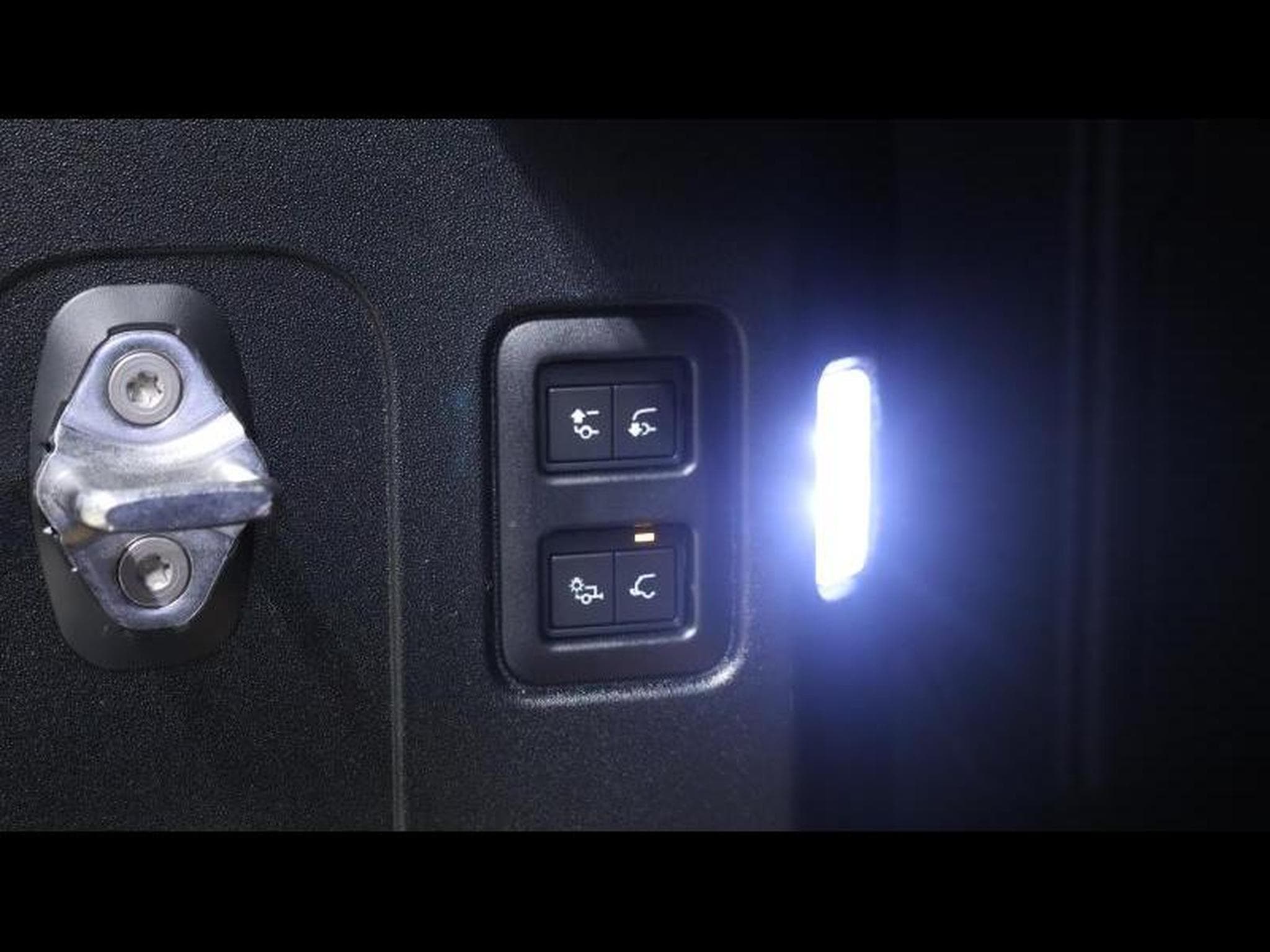 Land-Rover Defender 110 D200 X-Dynamic SE AWD Auto (2026) - Photo 28