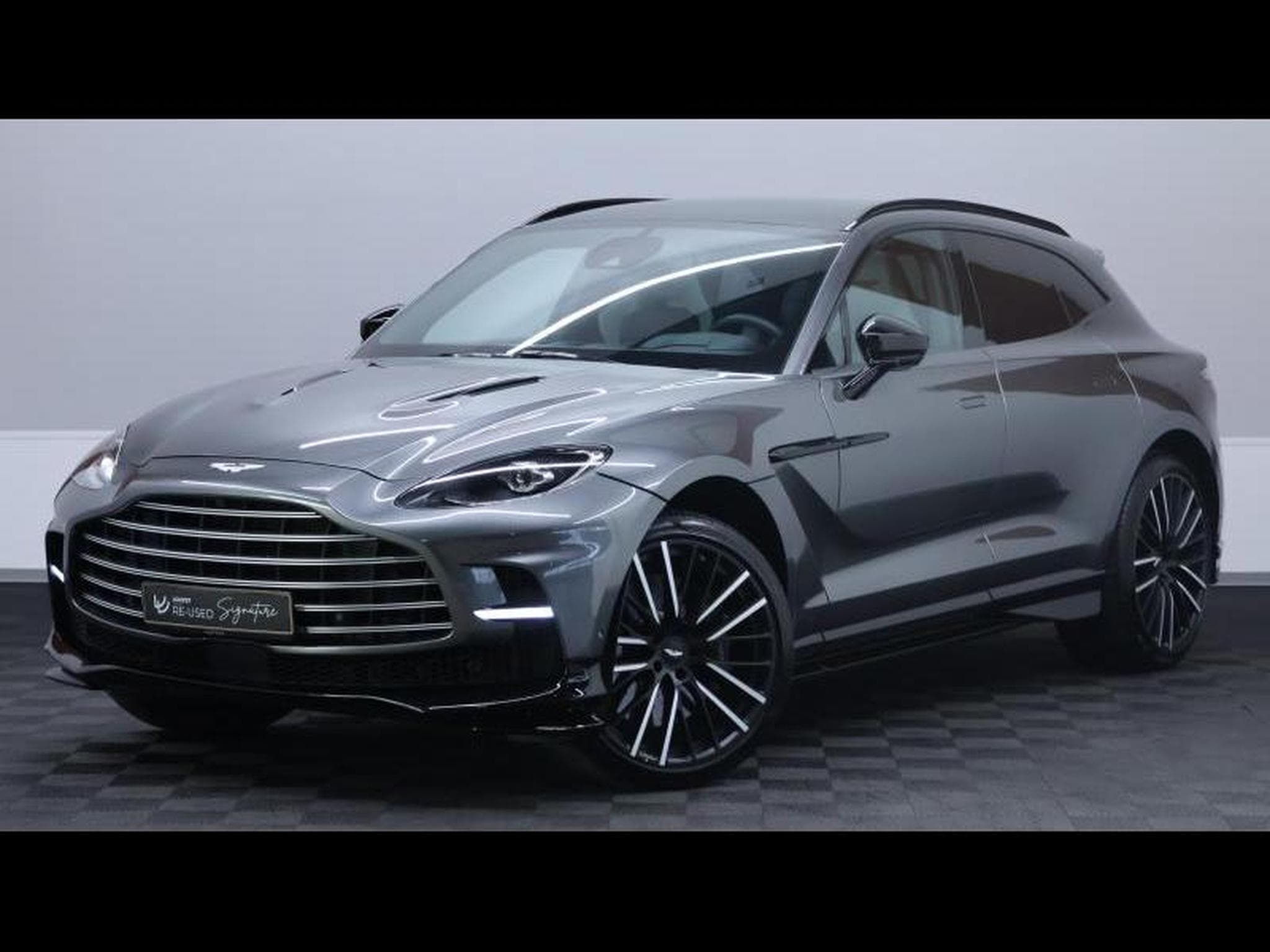 Aston-Martin DBX 707 (2022) - Photo 1