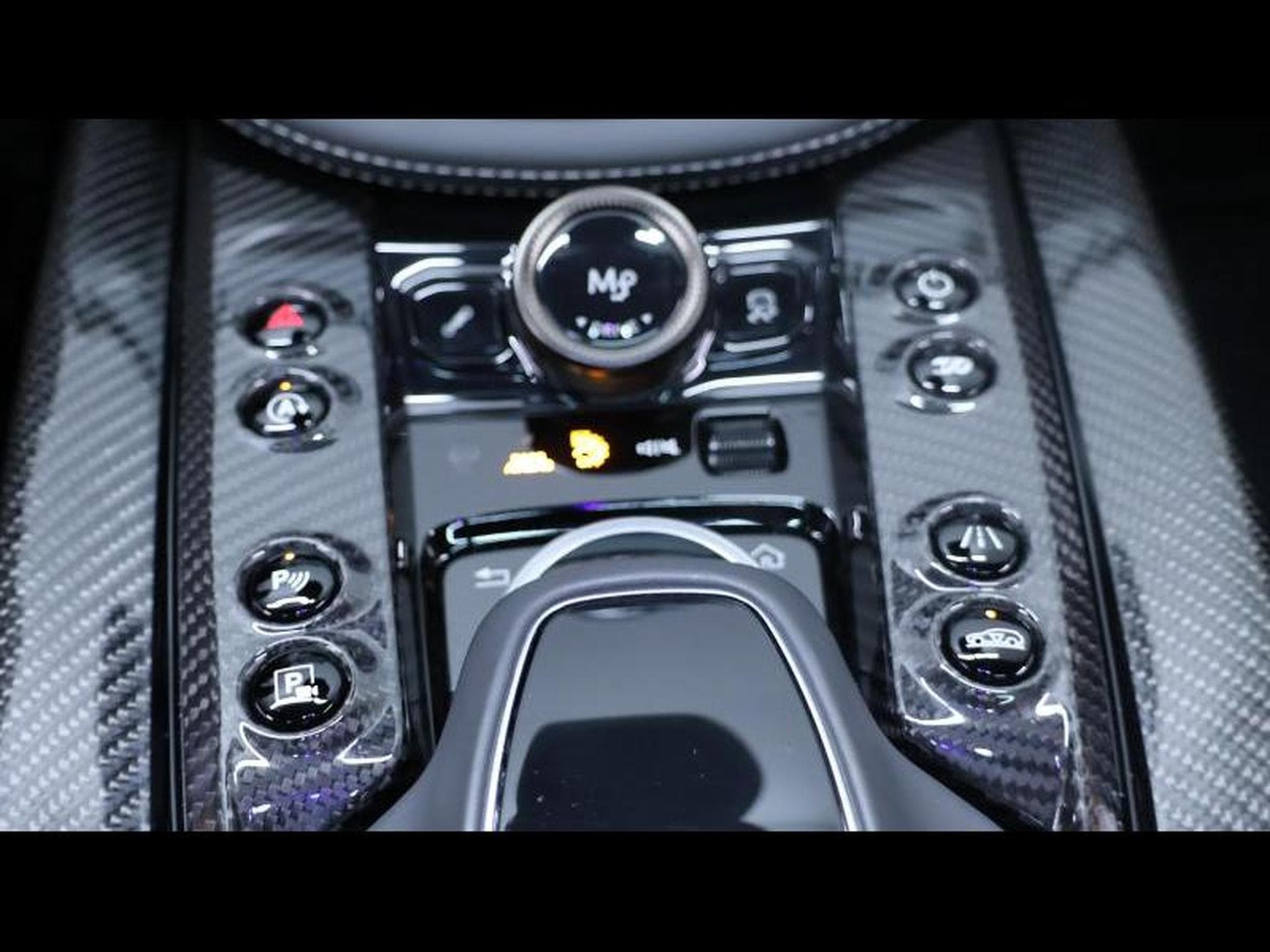 Aston-Martin DBX 707 (2022) - Photo 19