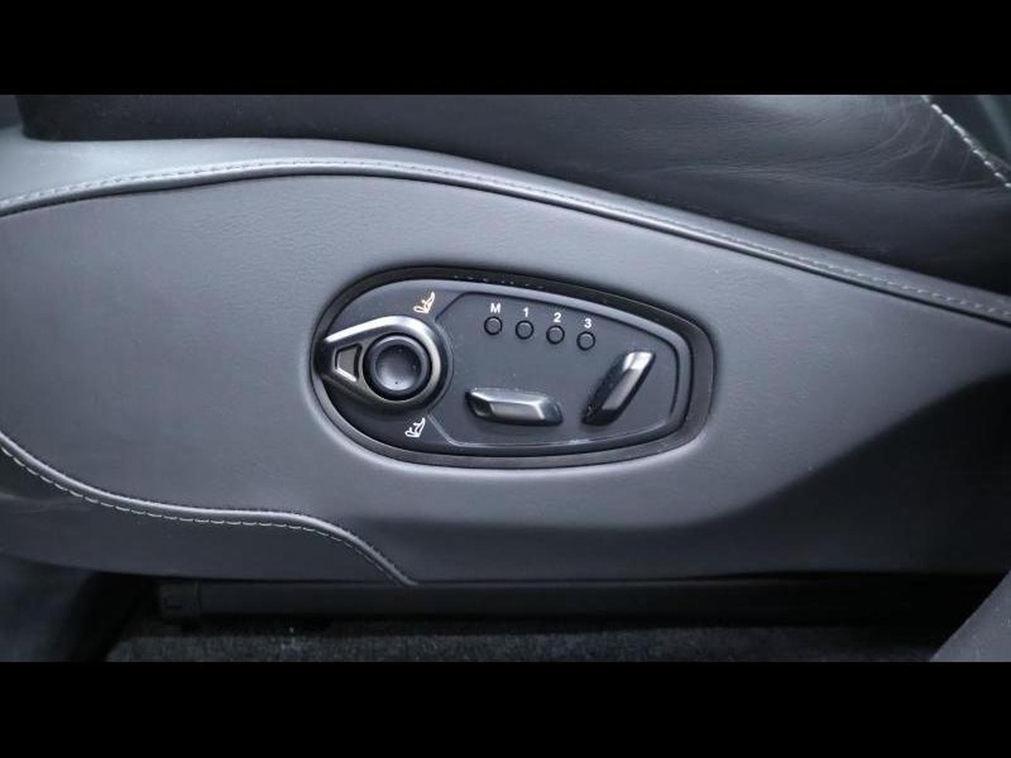 Aston-Martin DBX 707 (2022) - Photo 25