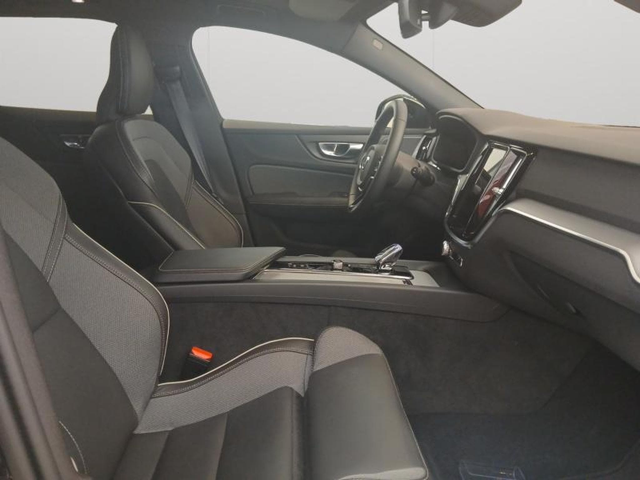 Volvo V60 B4 Plus Dark / Essence (2025) - Photo 14