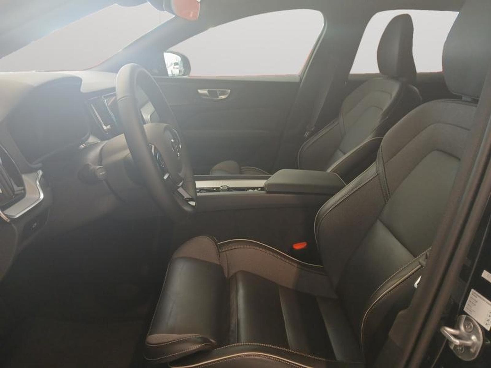 Volvo V60 B4 Plus Dark / Essence (2025) - Photo 8
