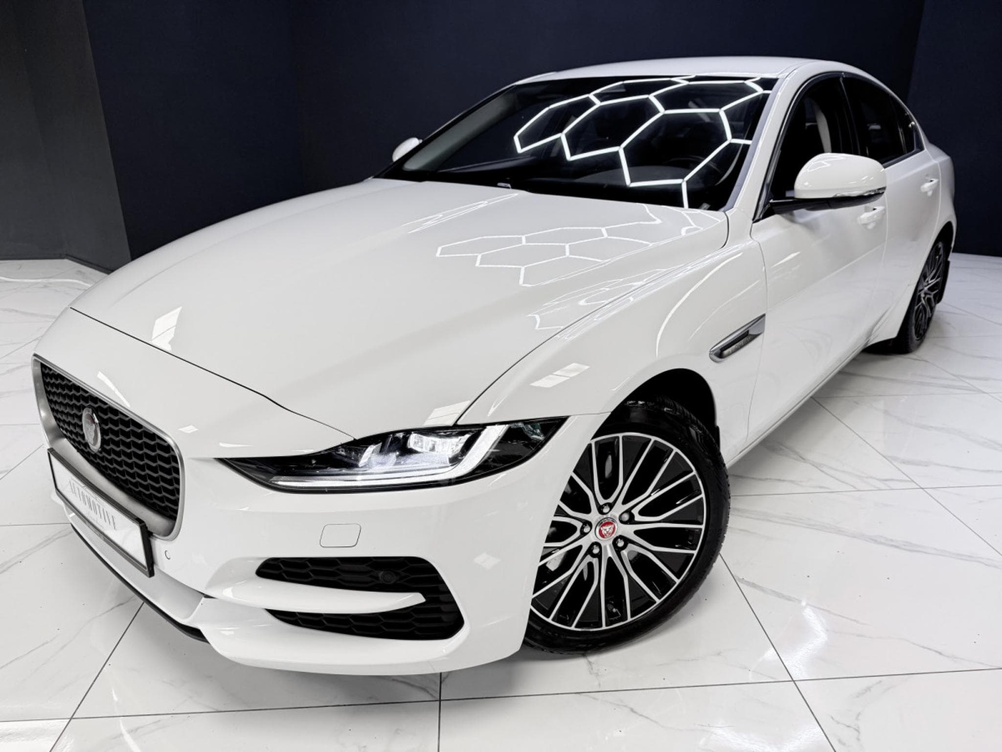 Jaguar XE P300 AWD HSE (2022) - Photo 10