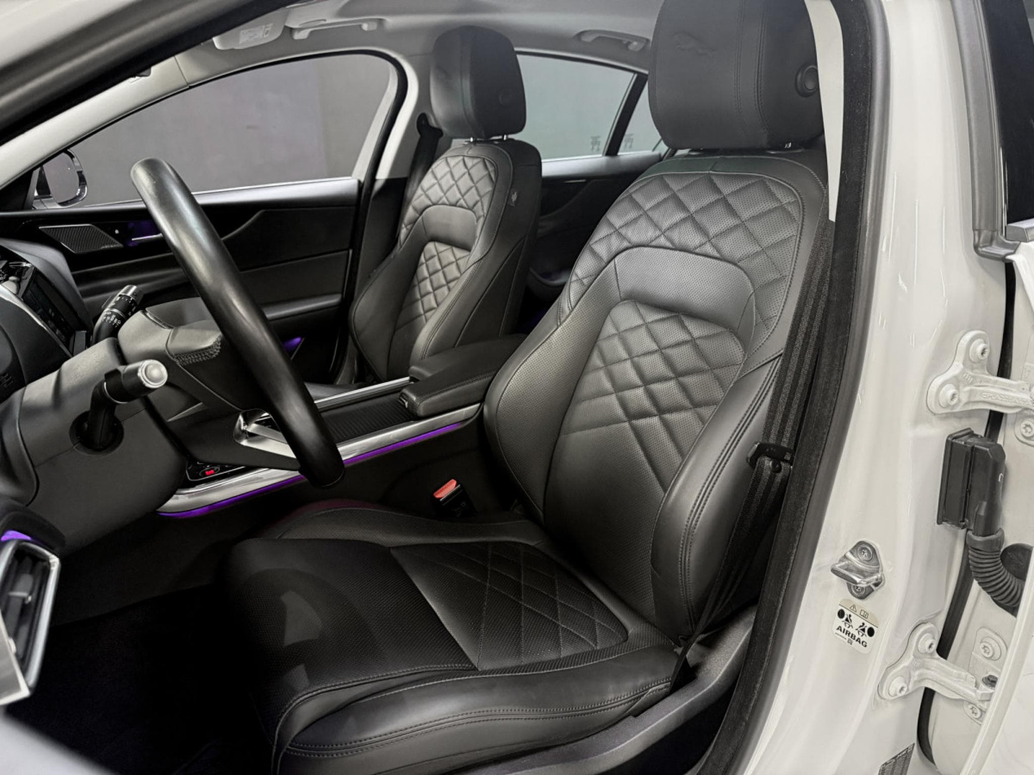 Jaguar XE P300 AWD HSE (2022) - Photo 12