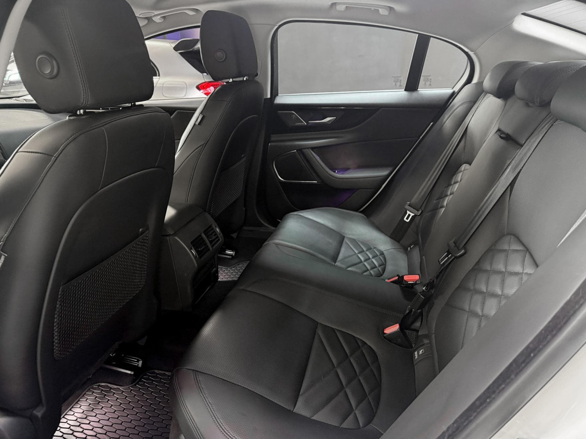 Jaguar XE P300 AWD HSE (2022) - Photo 13
