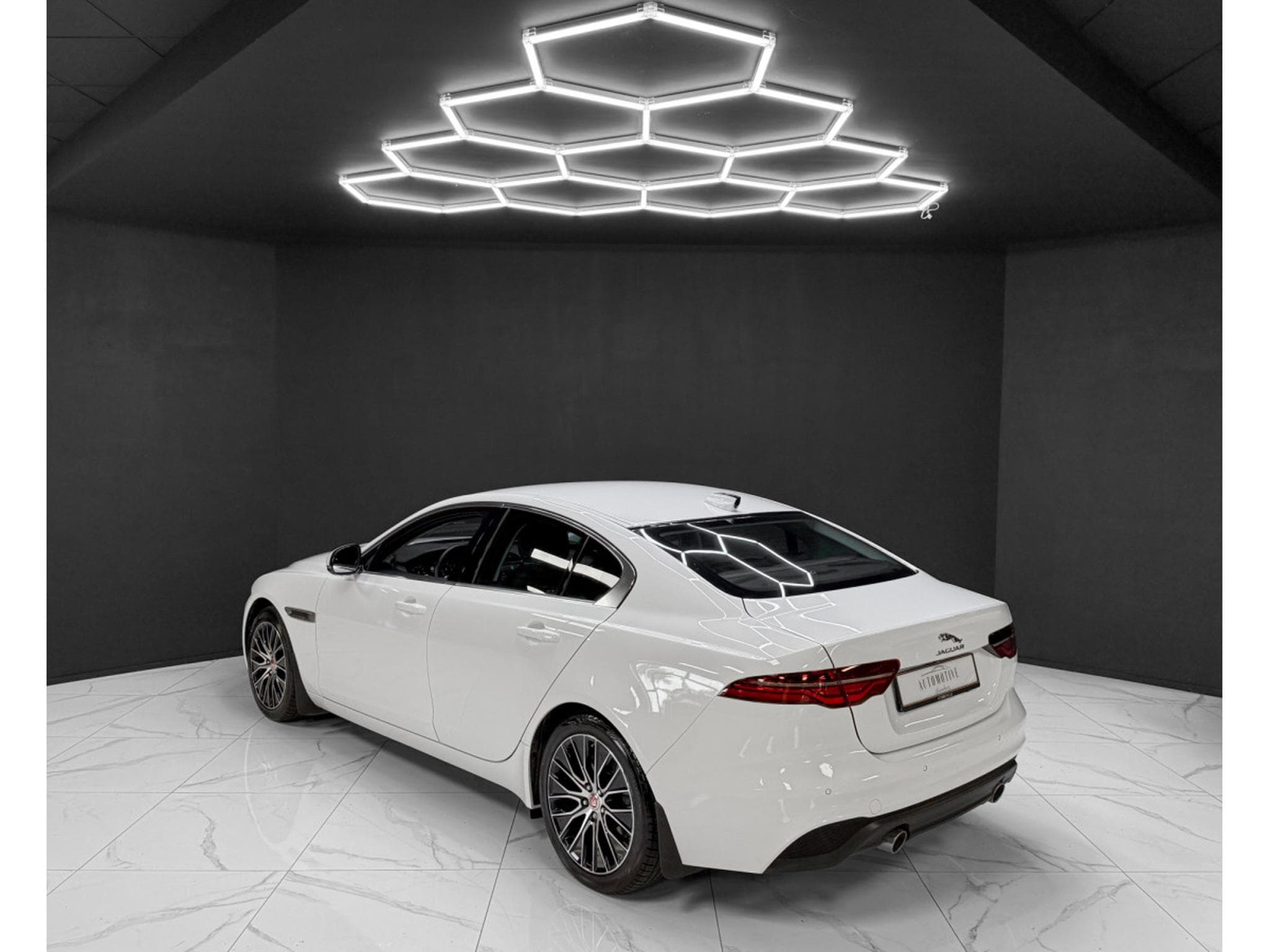 Jaguar XE P300 AWD HSE (2022) - Photo 3