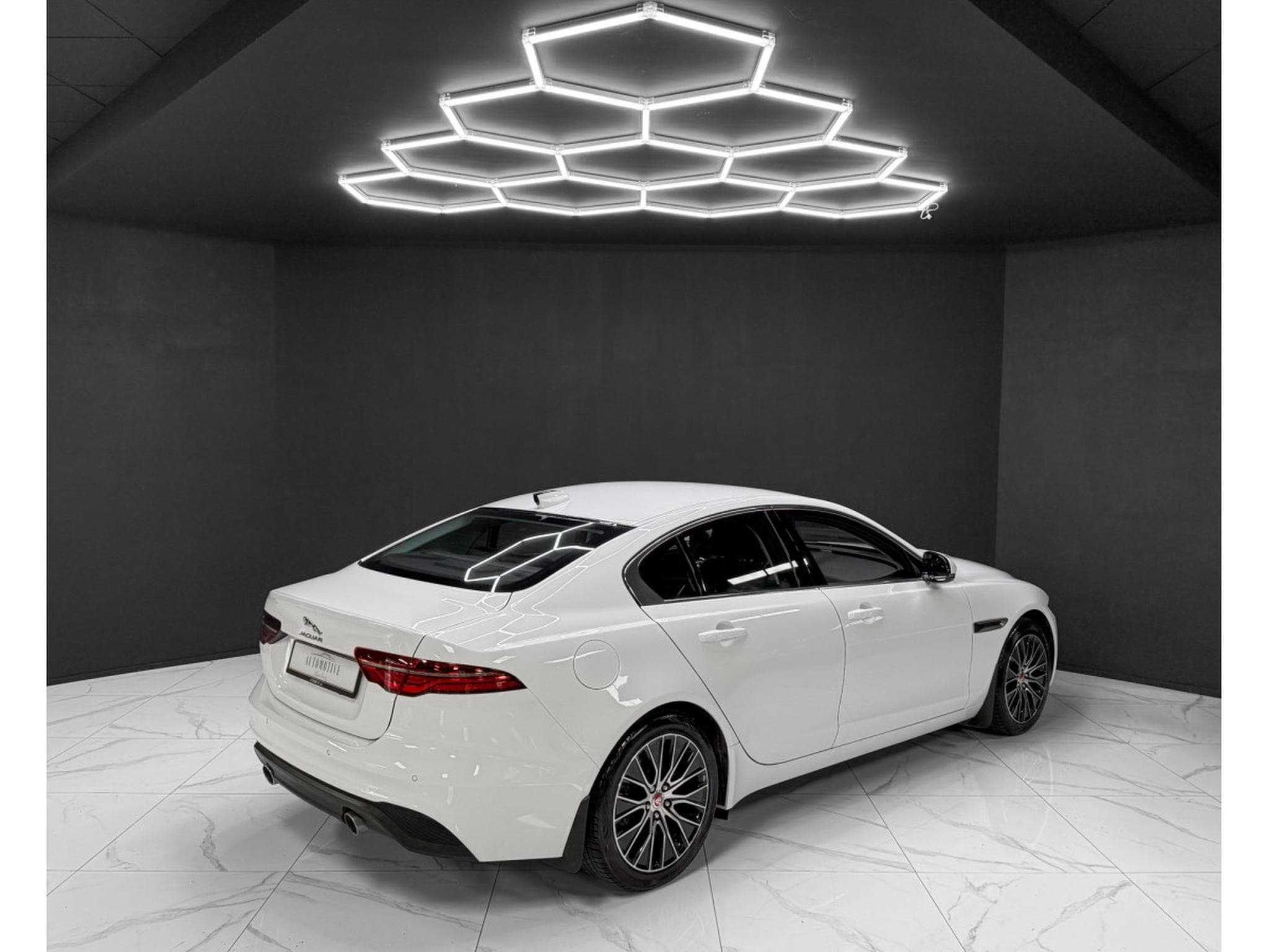 Jaguar XE P300 AWD HSE (2022) - Photo 5