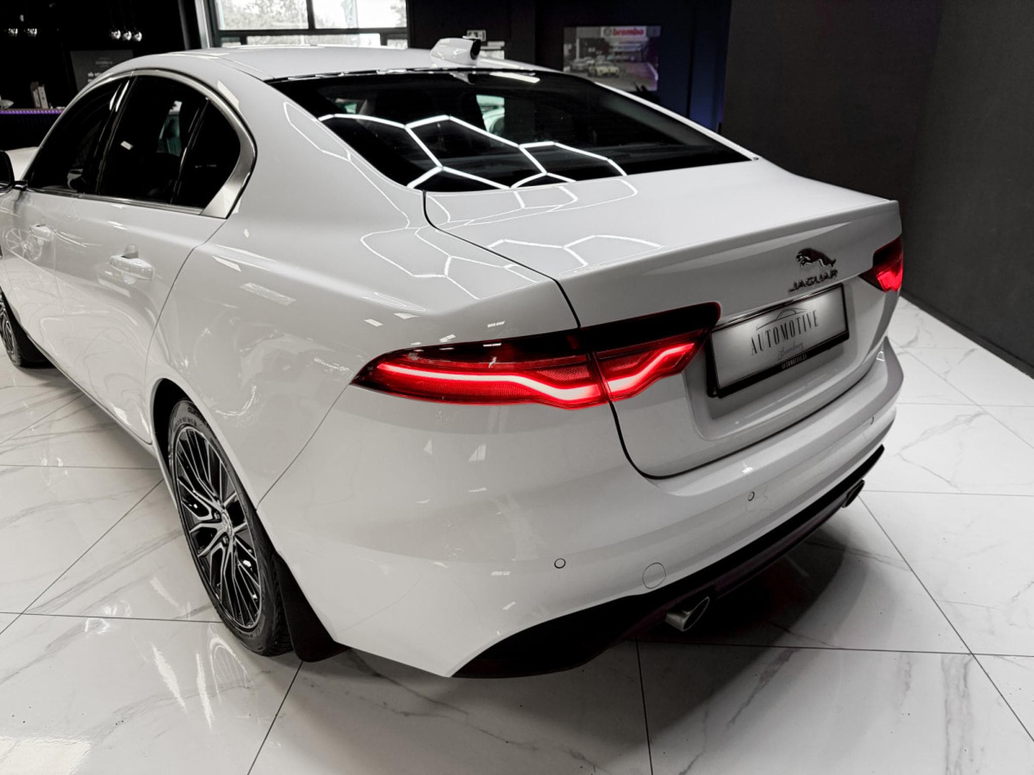 Jaguar XE P300 AWD HSE (2022) - Photo 9