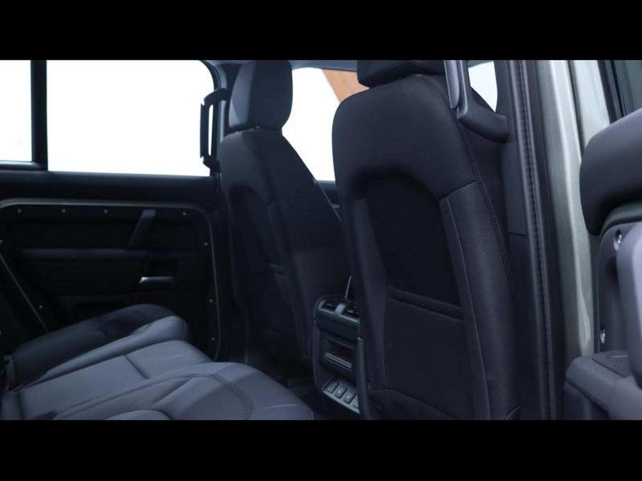 Land-Rover Defender 110 S D200 AWD Auto (2025) - Photo 13