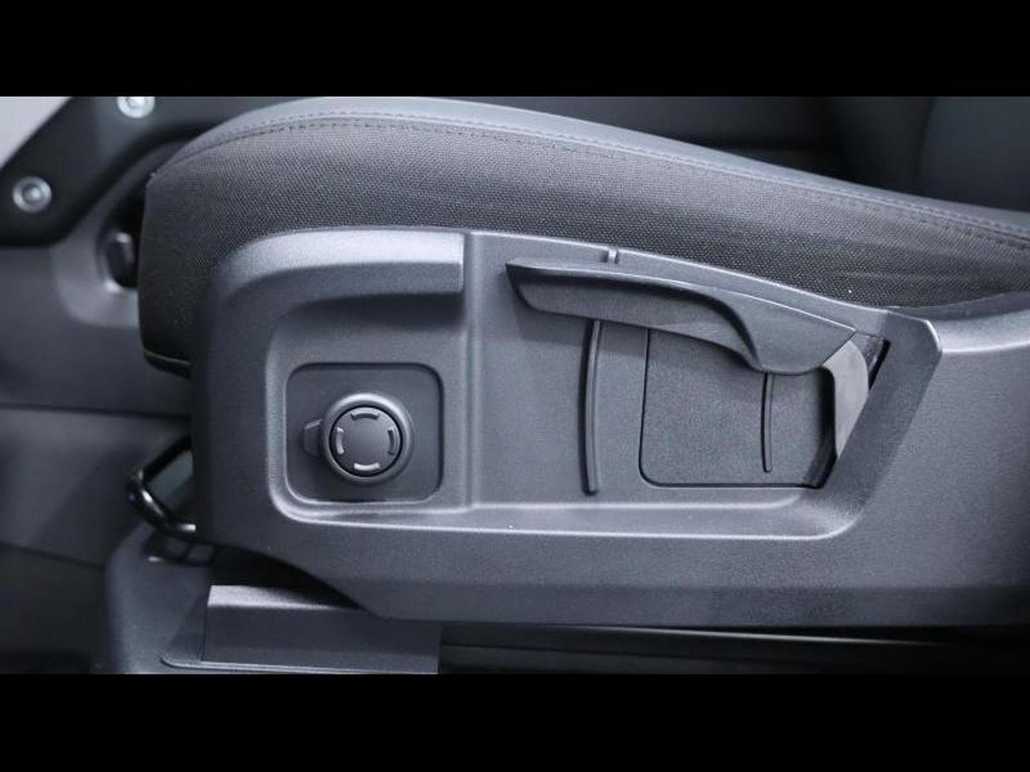 Land-Rover Defender 110 S D200 AWD Auto (2025) - Photo 25