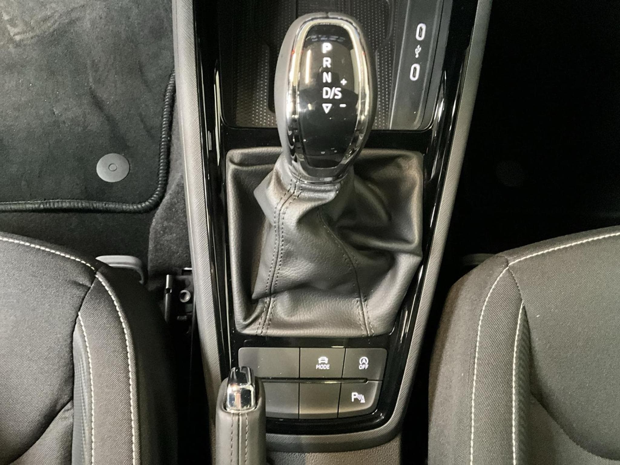 Skoda Kamiq Monte-Carlo+DSG+Pano+LED (2025) - Photo 12
