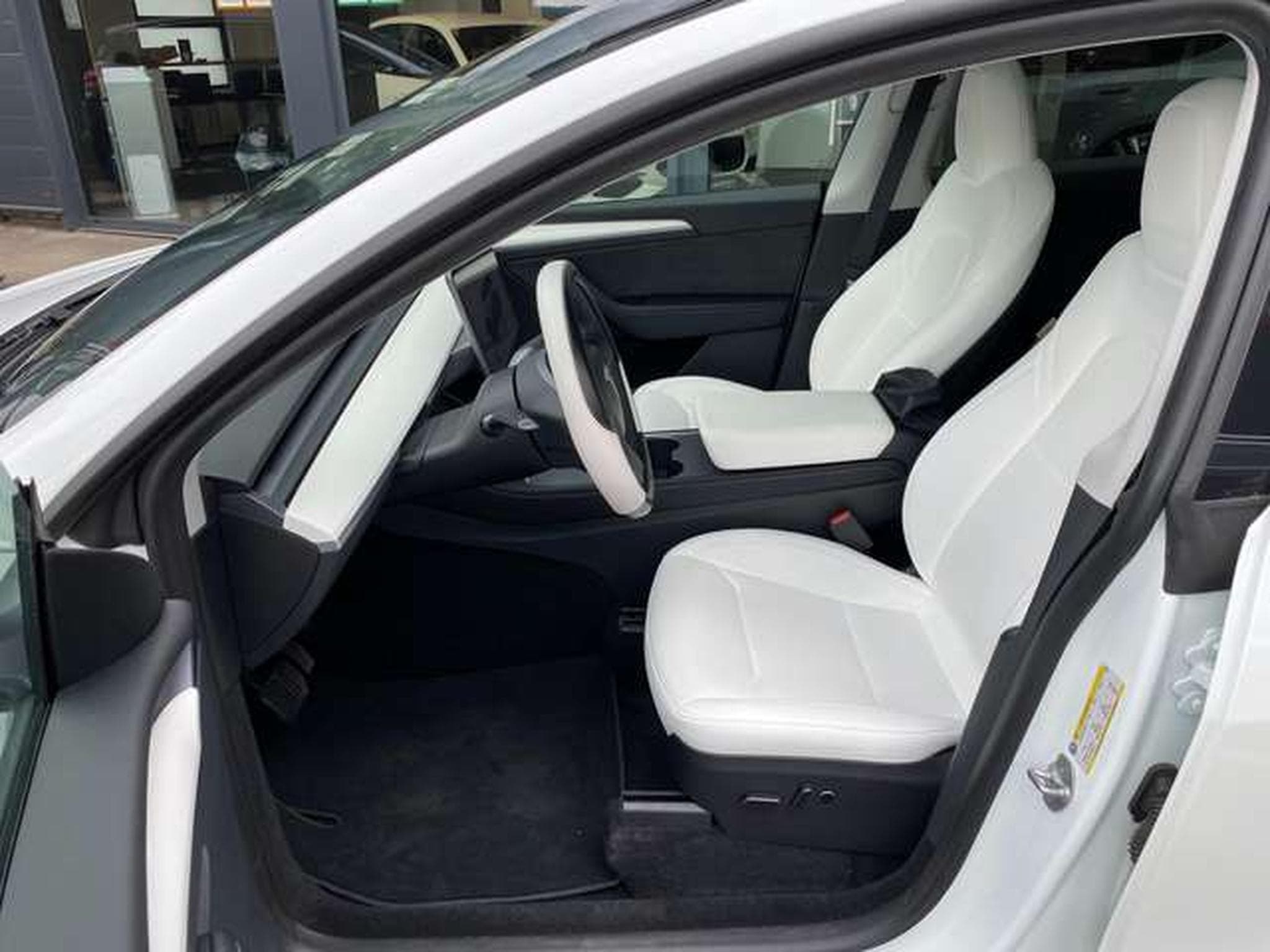 Tesla Model Y Model Y RWD  garantie constructeur 02/28 (2024) - Photo 9