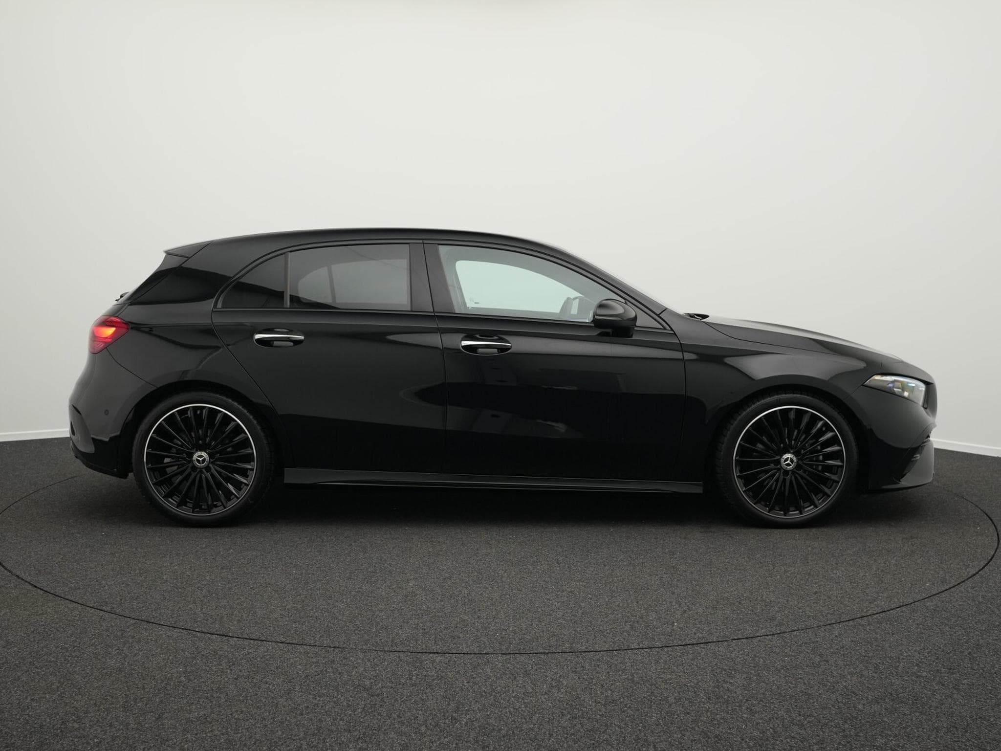 Mercedes A 200 d AMG-Line Multi+Kamera+Night+19" (2025) - Photo 5