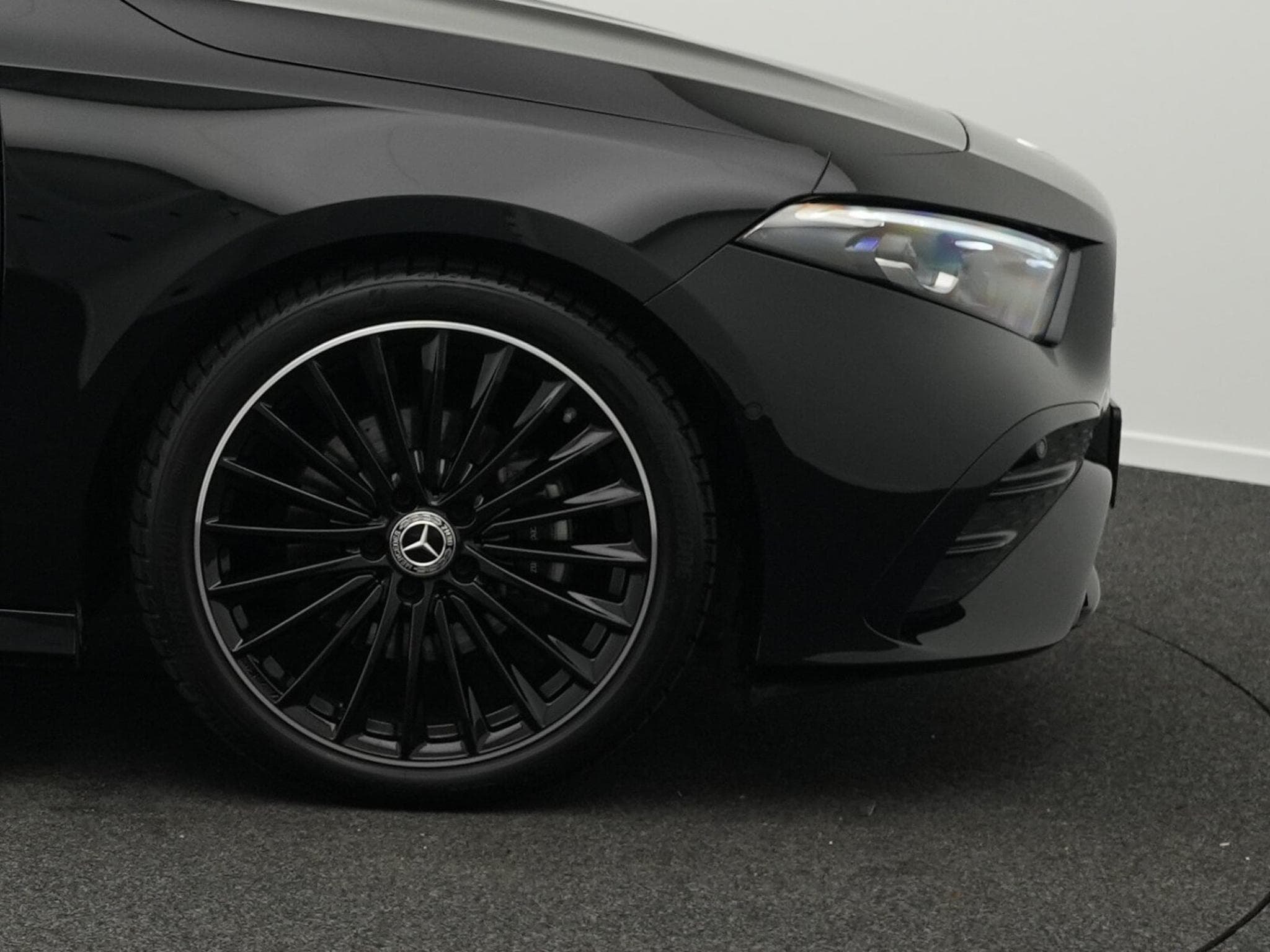 Mercedes A 200 d AMG-Line Multi+Kamera+Night+19" (2025) - Photo 6