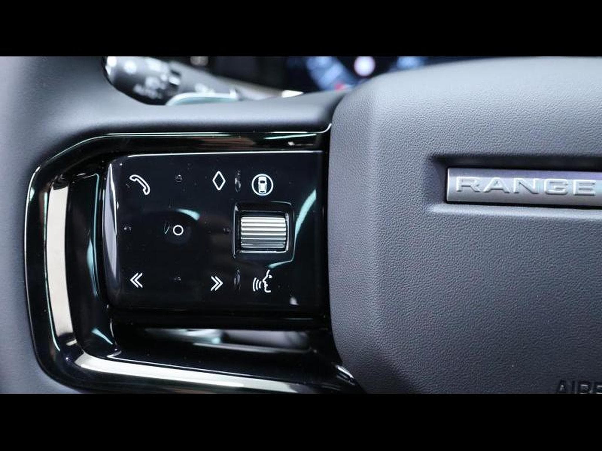 Land-Rover Range Rover Evoque D165 Dynamic SE (2026) - Photo 17