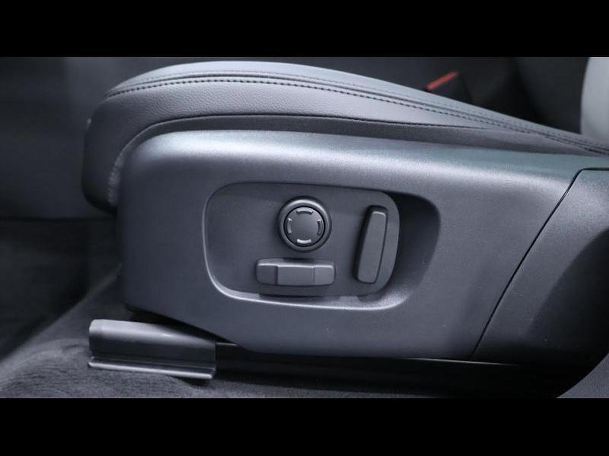 Land-Rover Range Rover Evoque D165 Dynamic SE (2026) - Photo 26