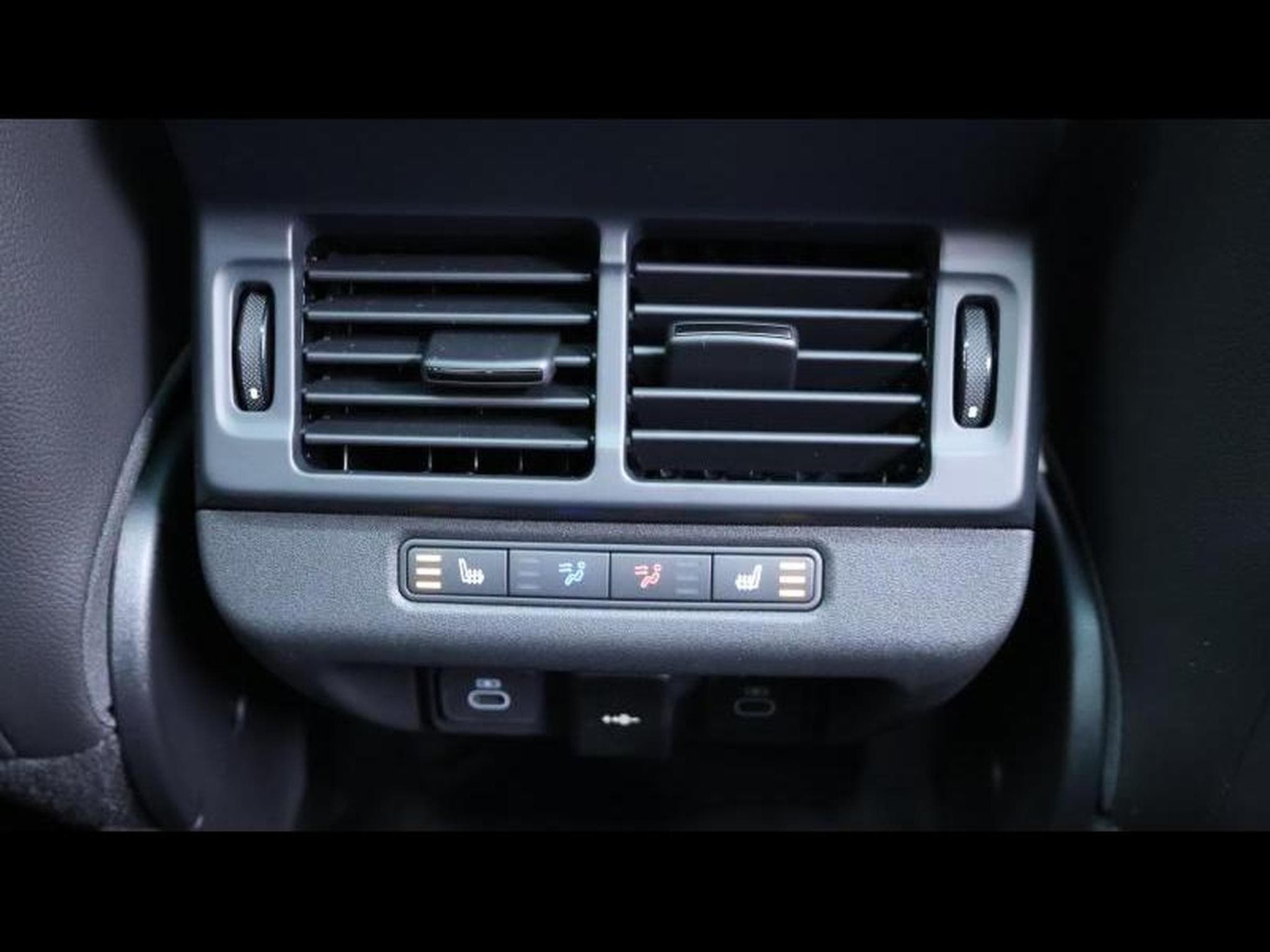 Land-Rover Range Rover Evoque D165 Dynamic SE (2026) - Photo 32