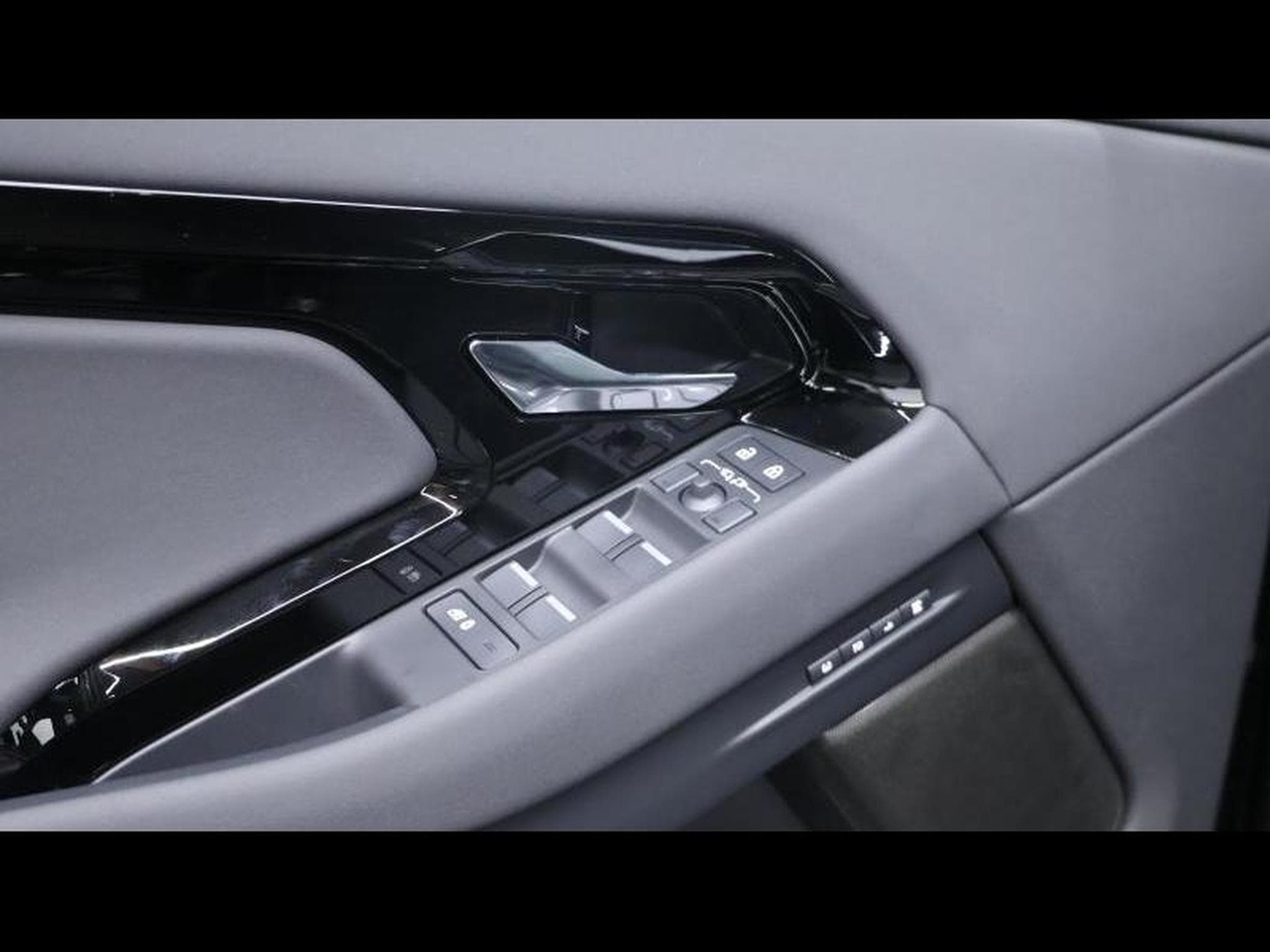 Land-Rover Range Rover Evoque D165 (2026) - Photo 25