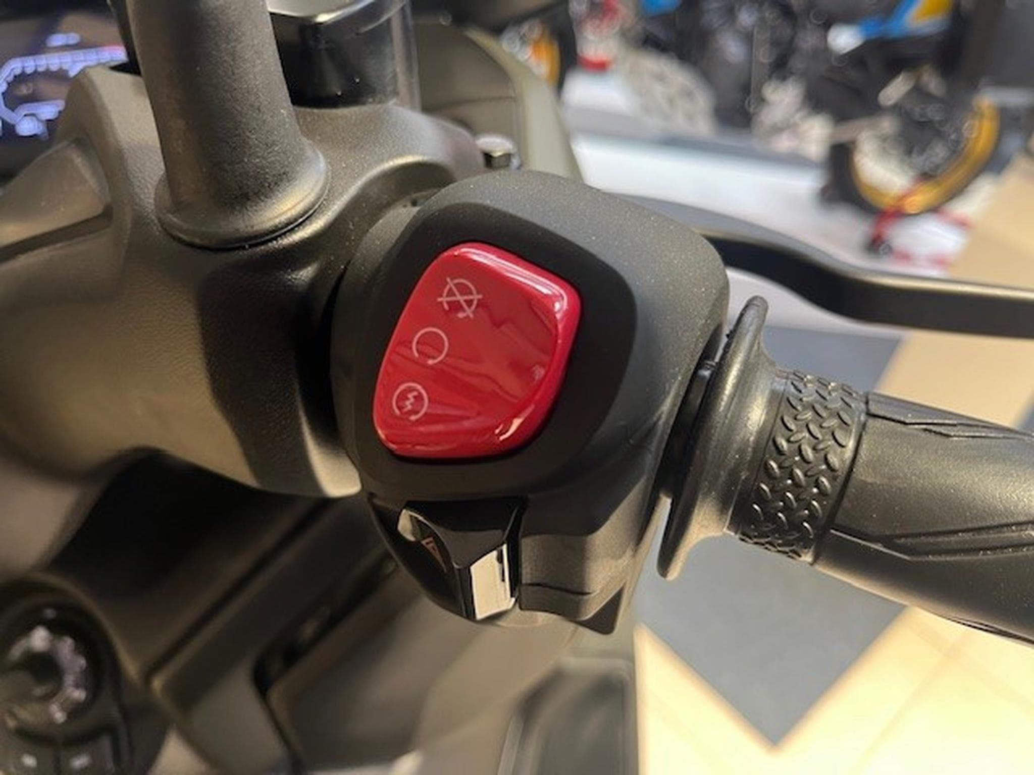 Yamaha X-Max (2025) - Photo 10