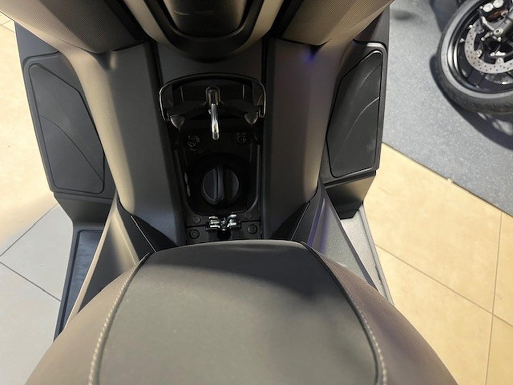 Yamaha X-Max (2025) - Photo 14