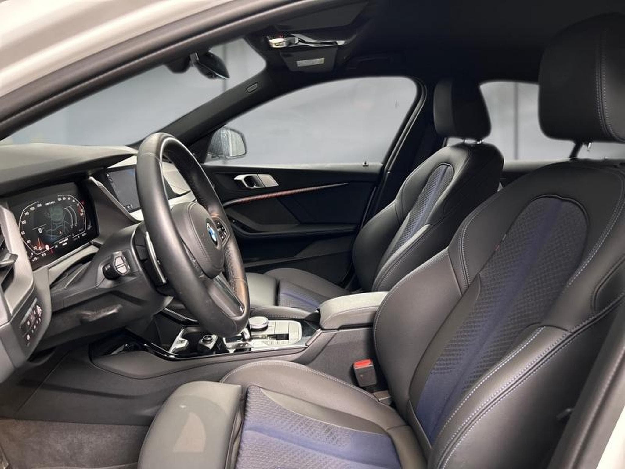 BMW 118 -36% M135iA xDrive 306ch Edition M Sport Pro (2023) - Photo 11