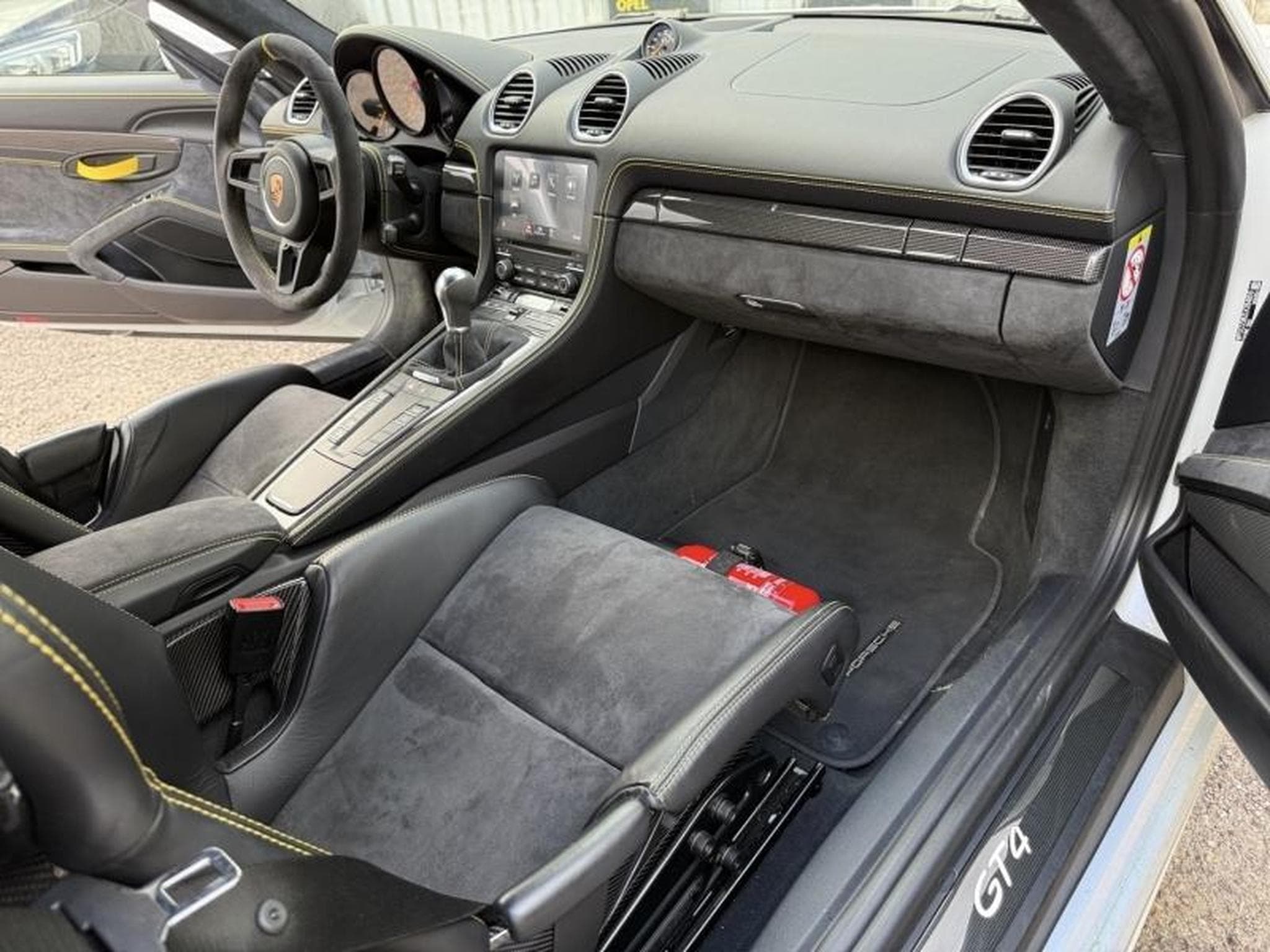 Porsche 718 4.0 420ch GT4 (2020) - Photo 10