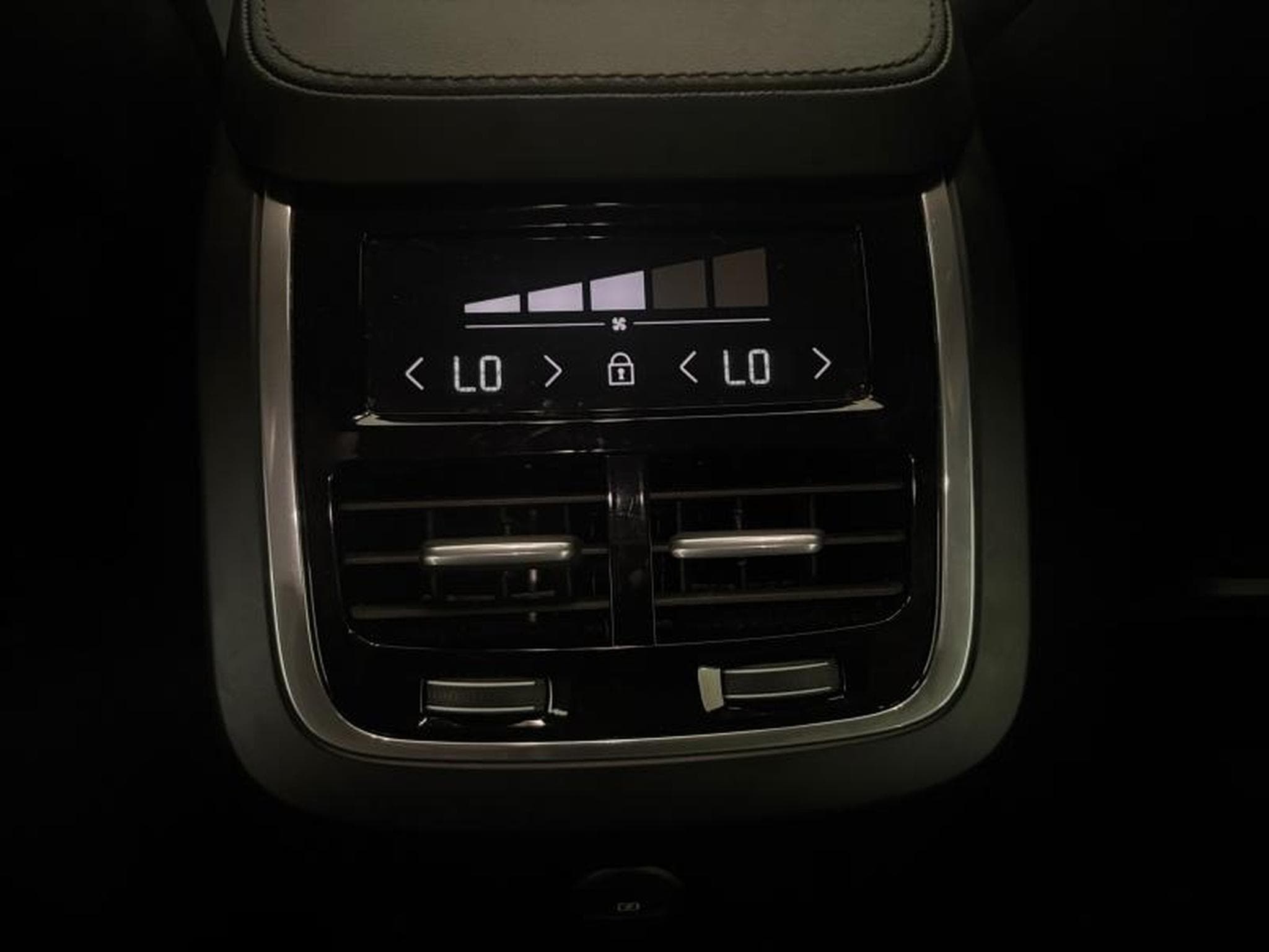 Volvo XC90 -40% T8 AWD 310 + 145ch Core Bright (2024) - Photo 20