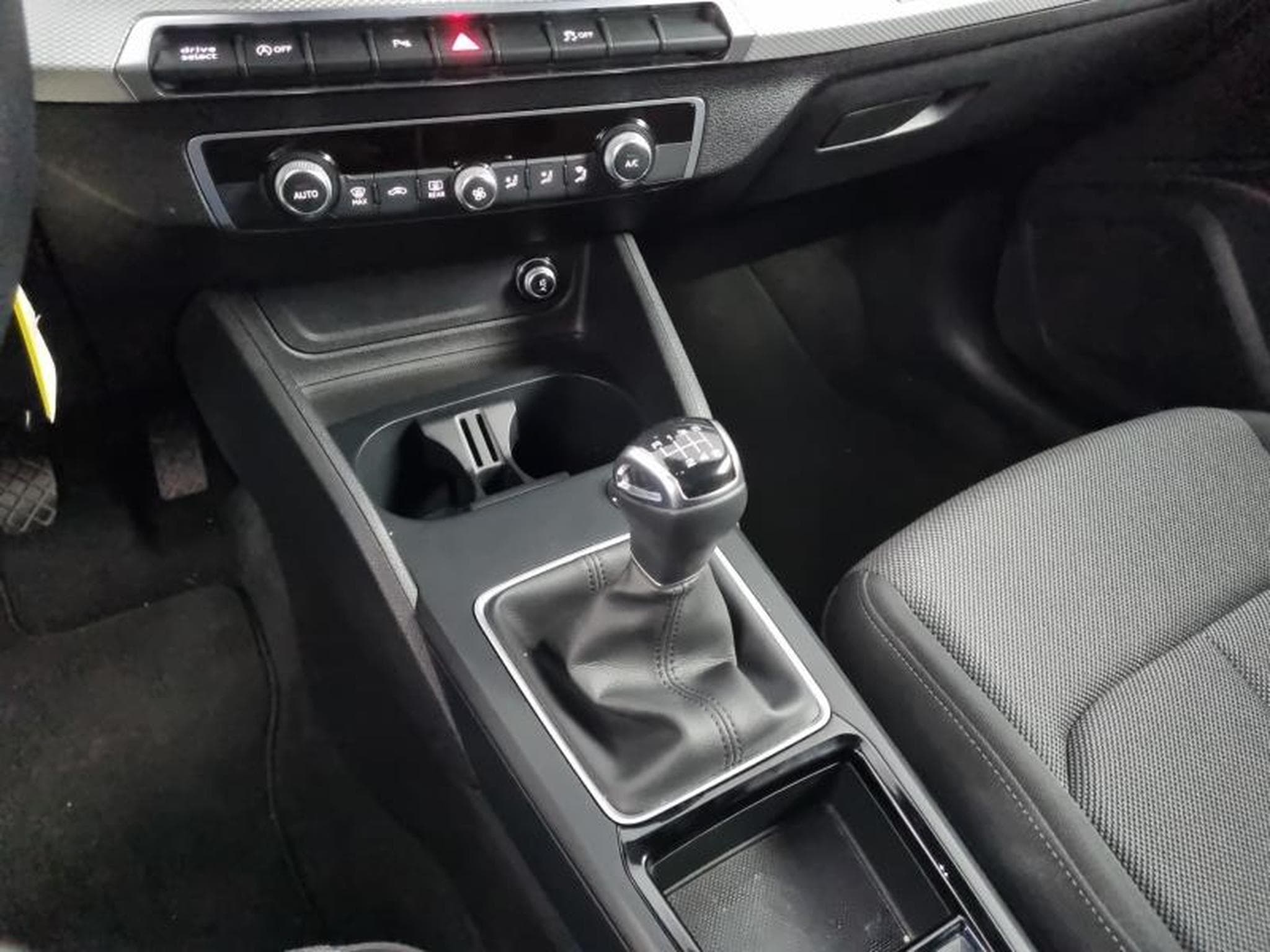 Audi Q2 -18% 30 TDI 116ch S-Line (2025) - Photo 13