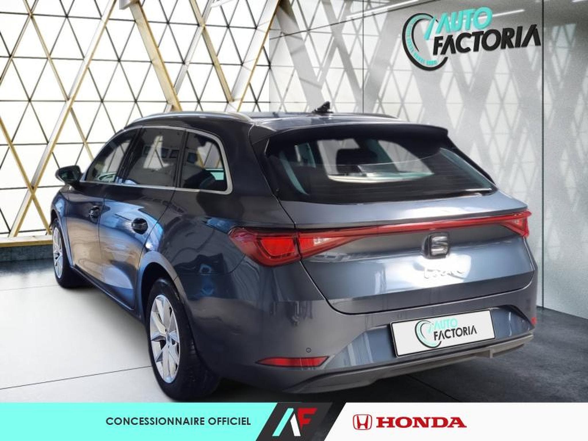 Seat Leon -23% IV SPORT TOURER 2.0 TDI 115CH STYLE XL (2025) - Photo 3