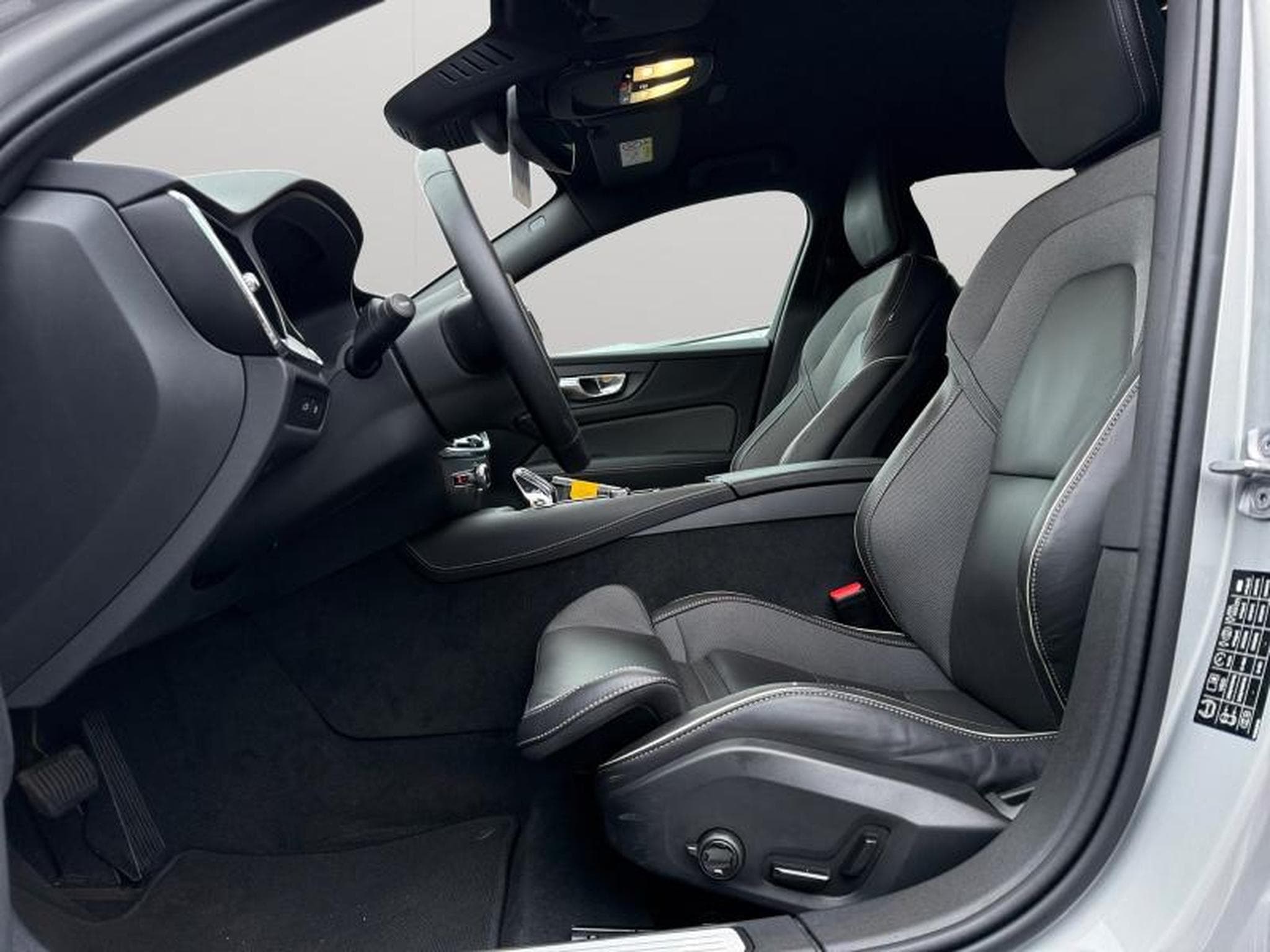 Volvo V60 T6 Plus Dark / Hybride (2024) - Photo 10