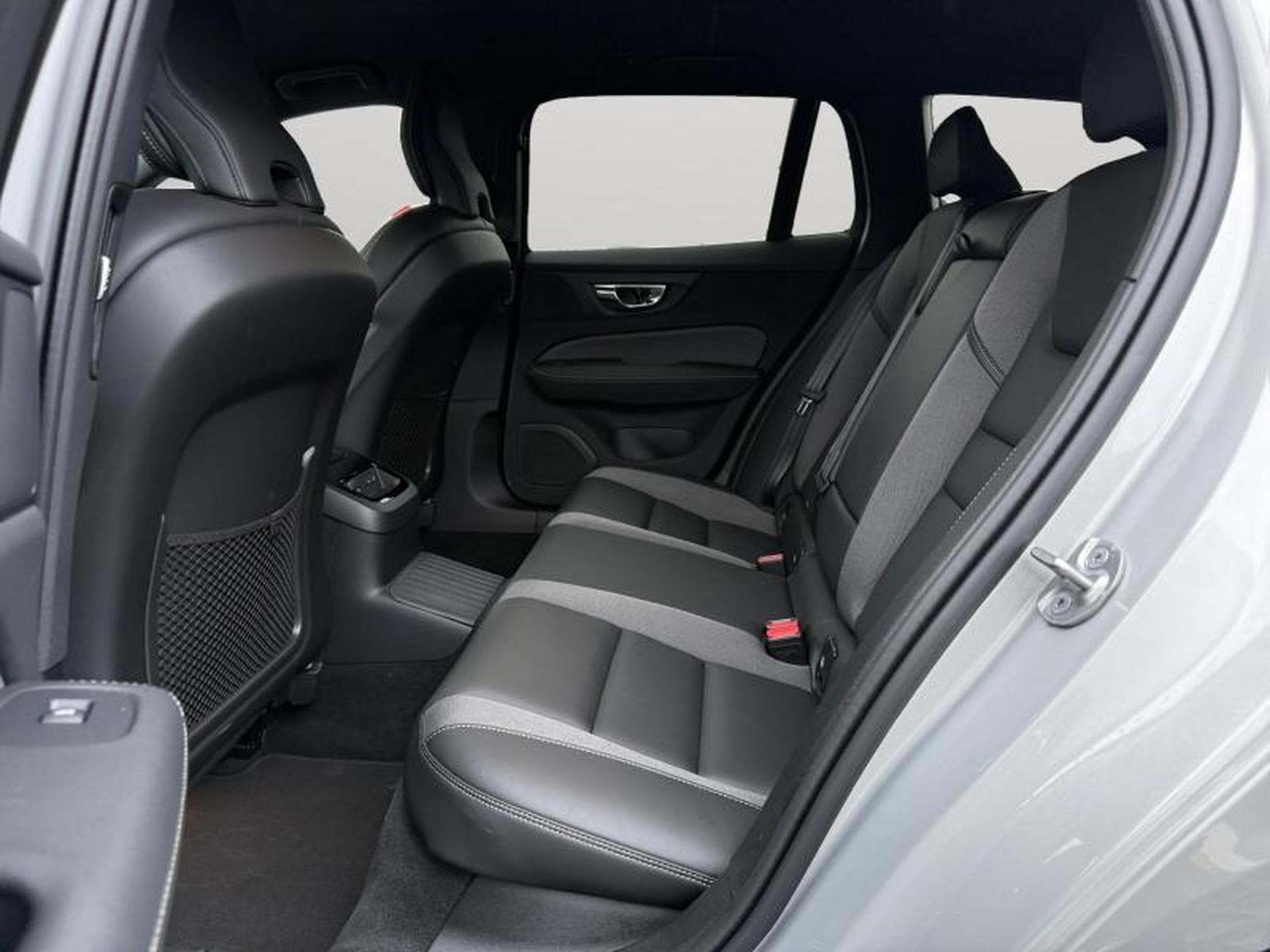 Volvo V60 T6 Plus Dark / Hybride (2024) - Photo 13