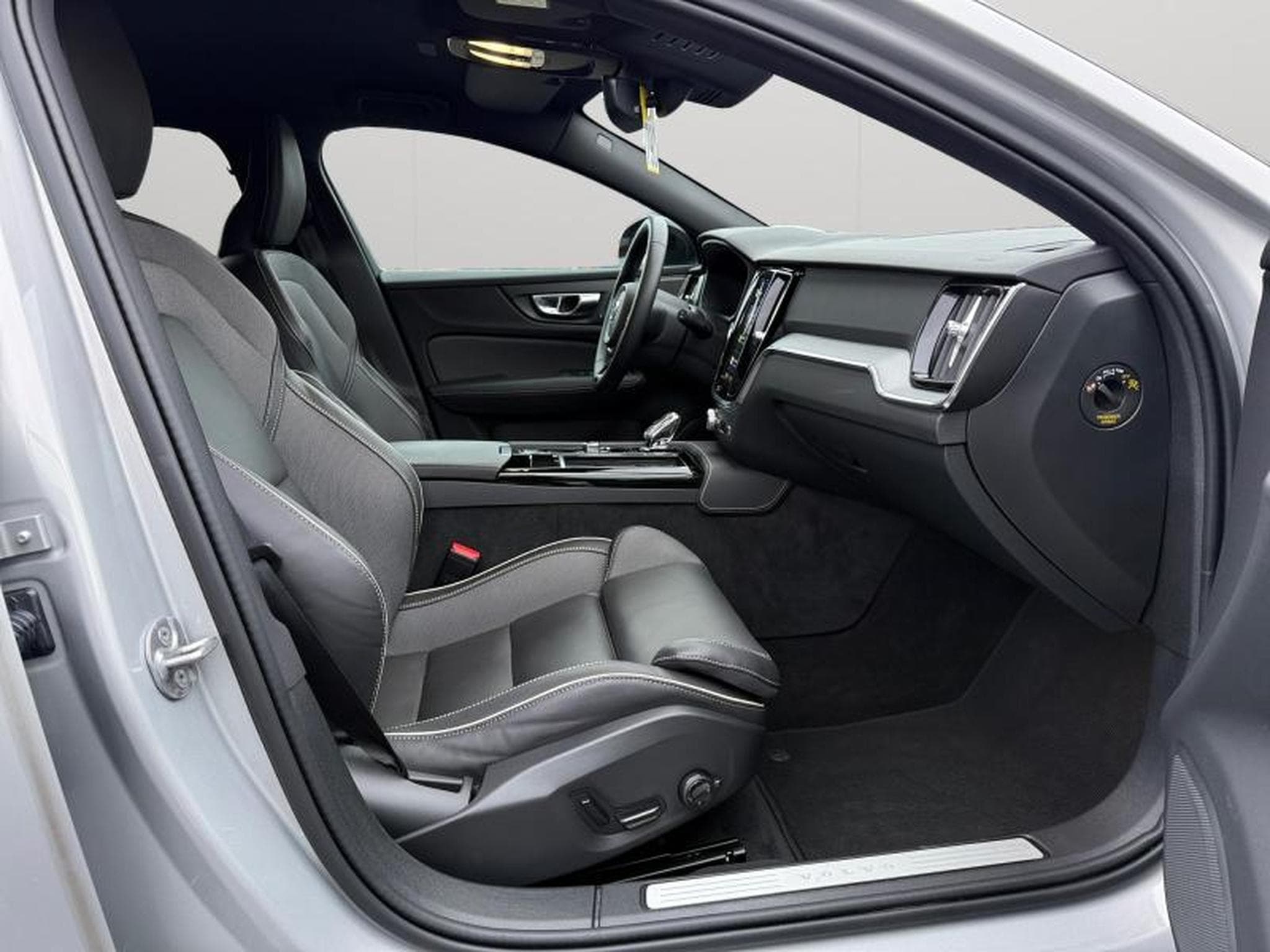 Volvo V60 T6 Plus Dark / Hybride (2024) - Photo 15