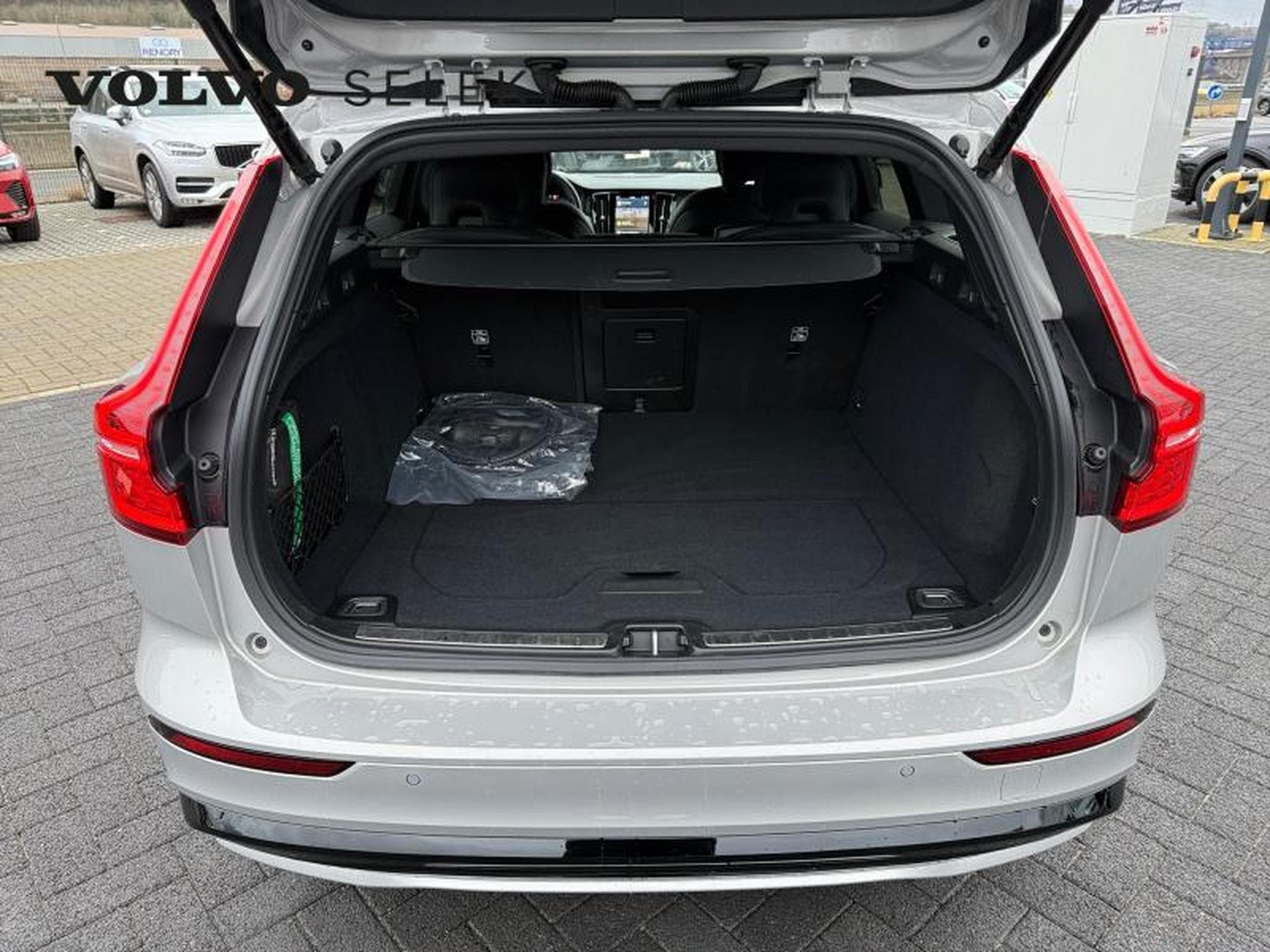 Volvo V60 T6 Plus Dark / Hybride (2024) - Photo 19