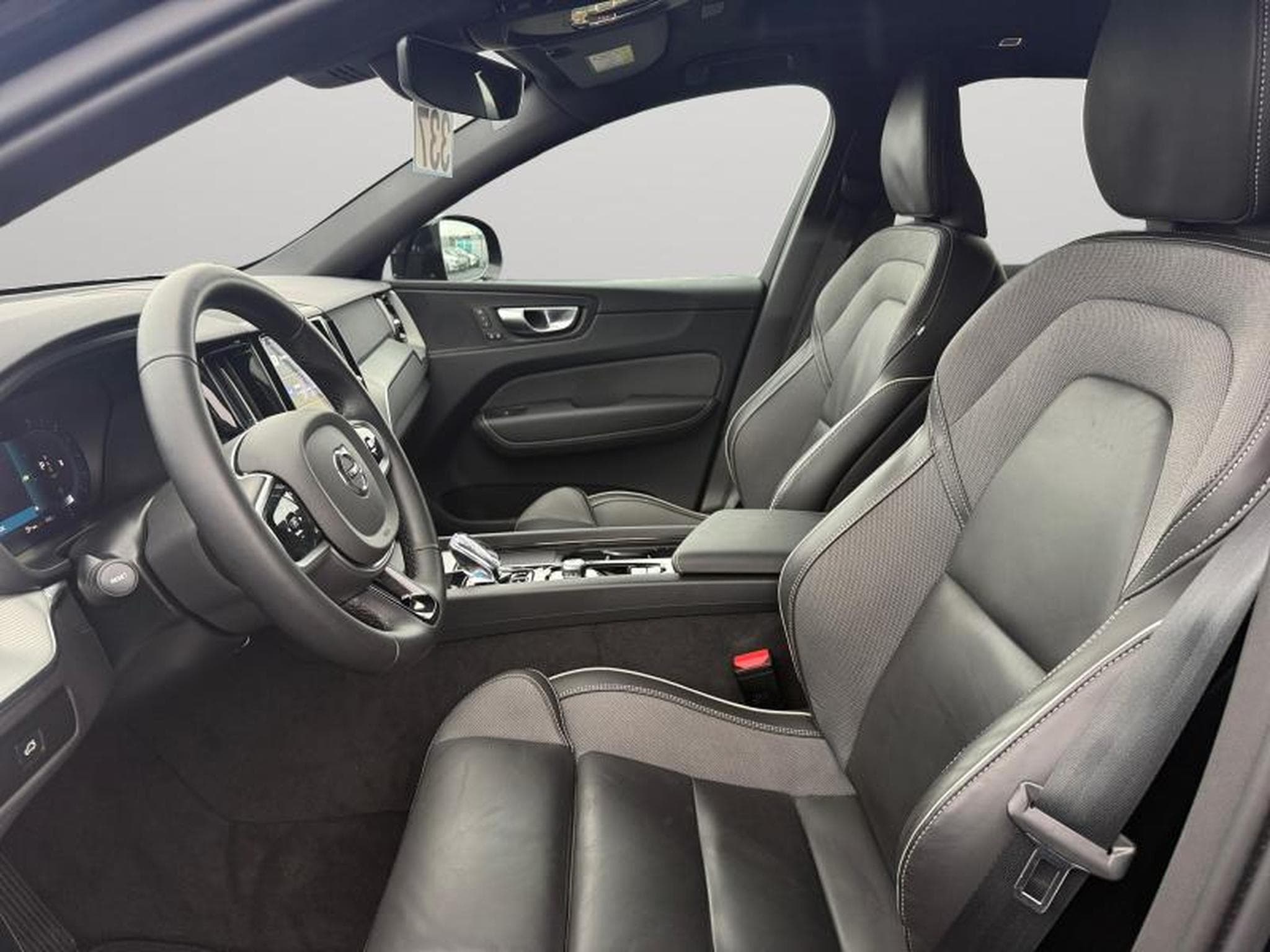 Volvo XC60 B5 Black Edition Plus / Essence (2025) - Photo 10