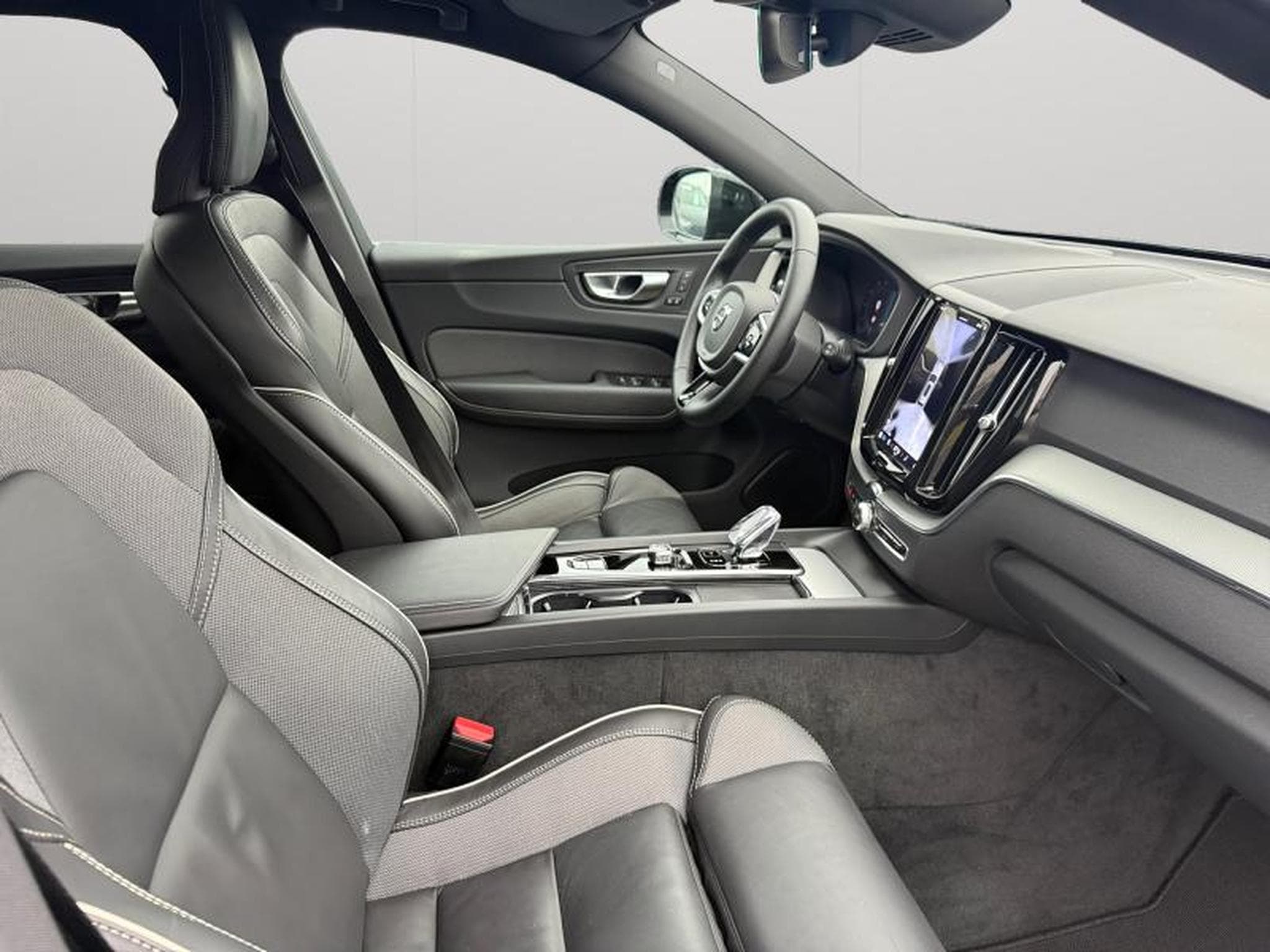 Volvo XC60 B5 Black Edition Plus / Essence (2025) - Photo 15