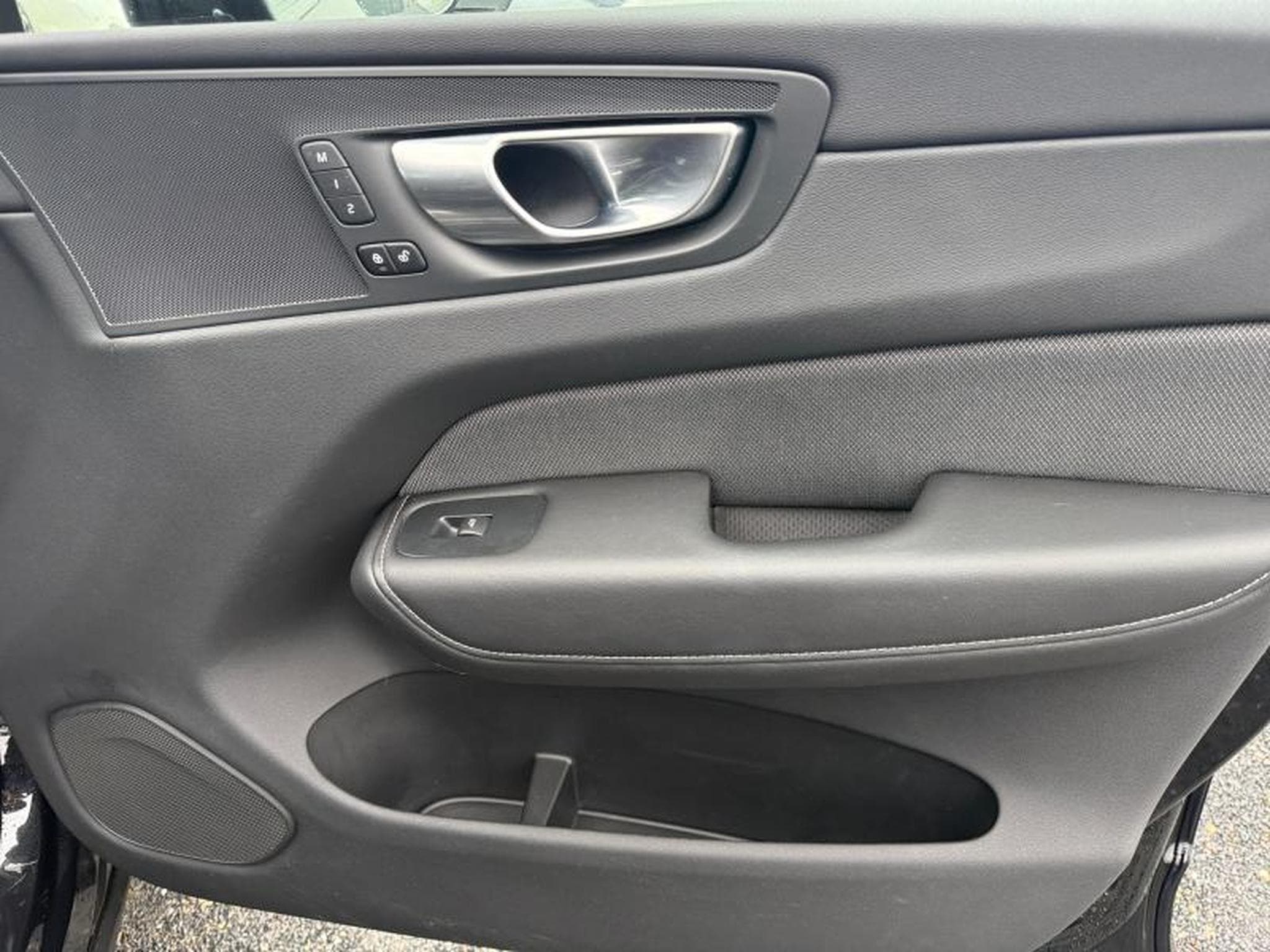 Volvo XC60 B5 Black Edition Plus / Essence (2025) - Photo 21
