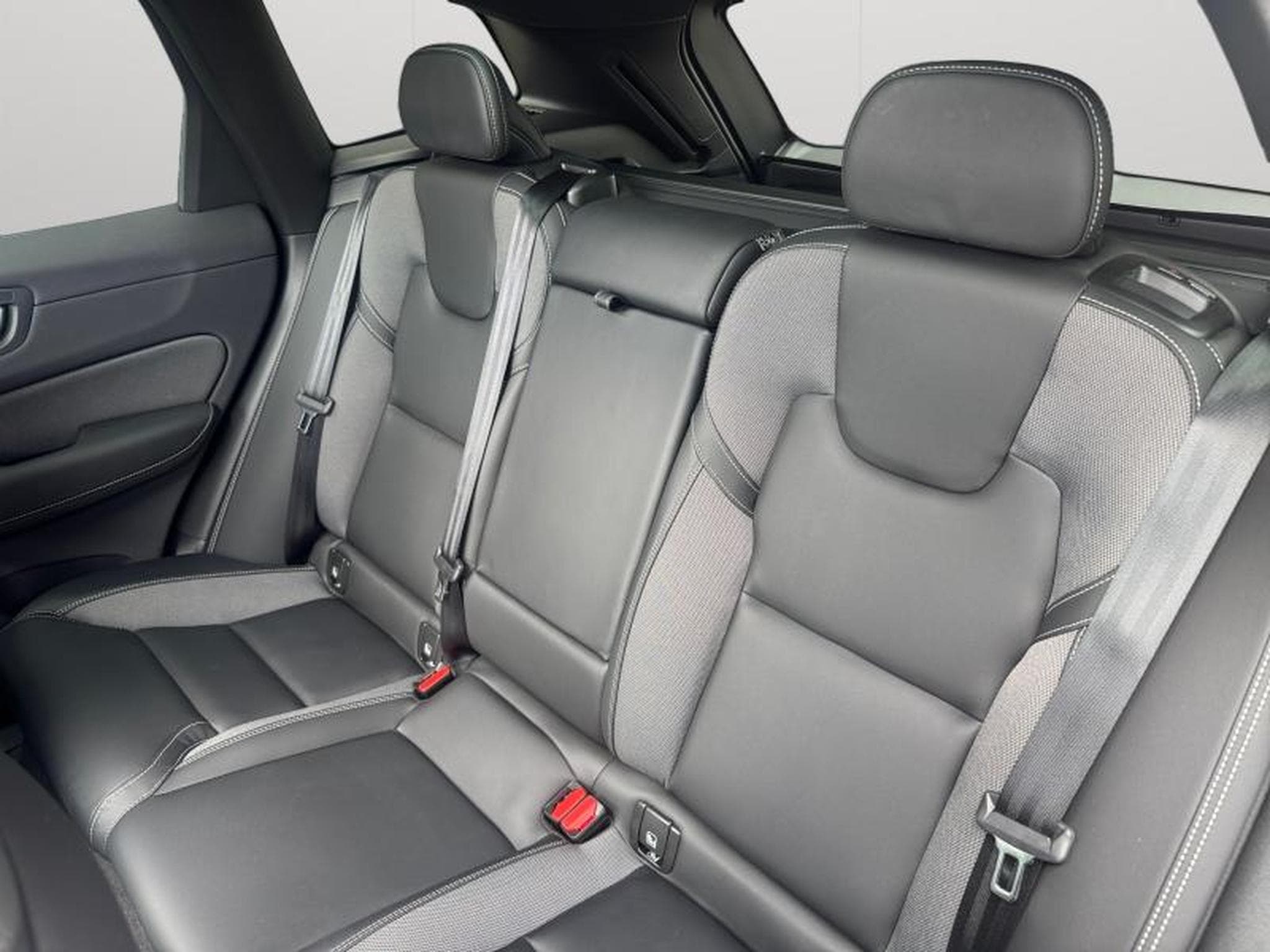 Volvo XC60 T8 Black Edition Plus / Hybride KIT HIVER INCLUS (2025) - Photo 13