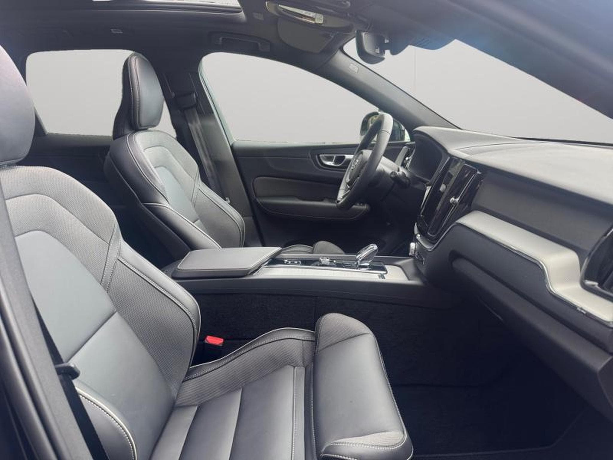 Volvo XC60 T8 Black Edition Plus / Hybride KIT HIVER INCLUS (2025) - Photo 15