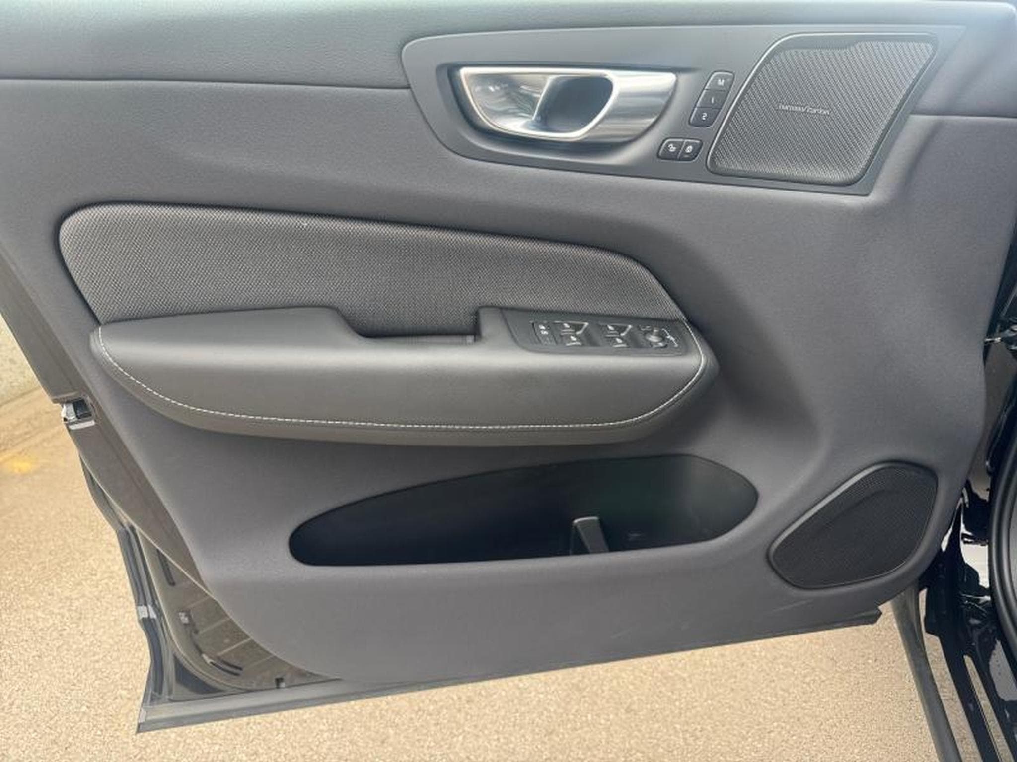 Volvo XC60 T8 Black Edition Plus / Hybride KIT HIVER INCLUS (2025) - Photo 21