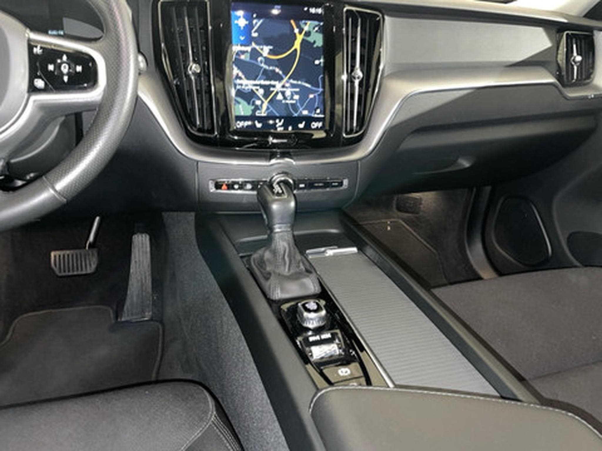 Volvo XC60 2.0 D4 Geartronic Momentum (2019) - Photo 10