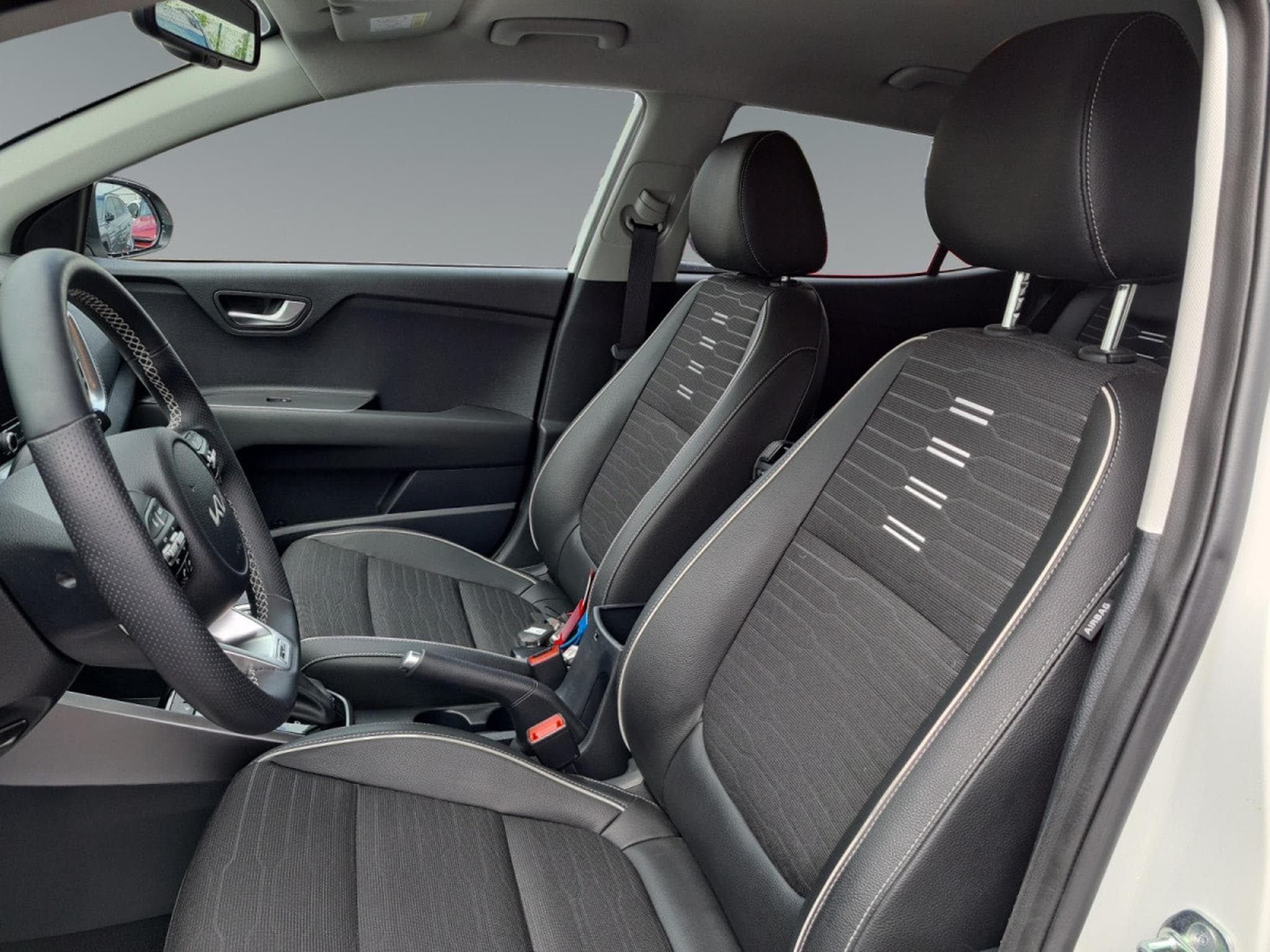 Kia Stonic GT Line 1.0T 120 ISG MHEV 7DCT (2023) - Photo 10