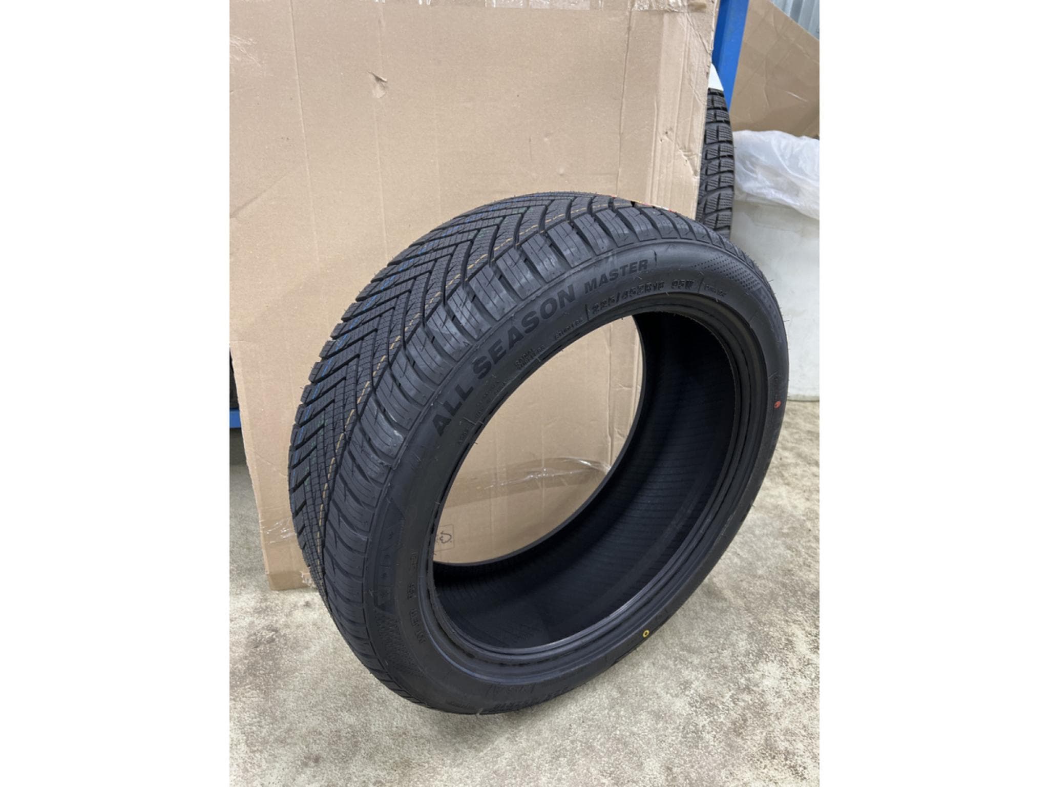 Pneus toutes saisons – 18" - Photo 1