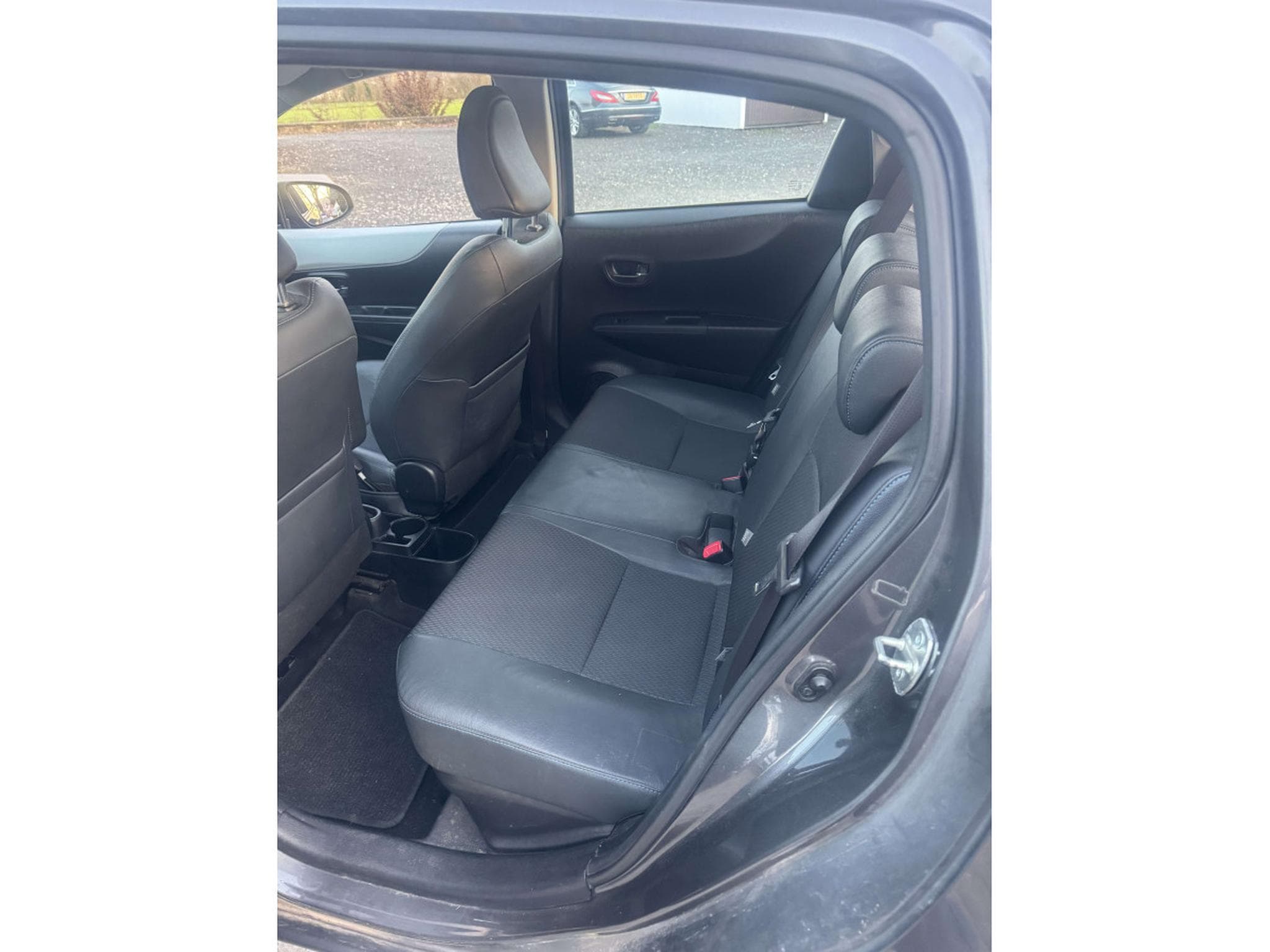 Toyota Yaris Hybrid 1.5 VVT-i Life 1-prop Automatique (2012) - Photo 16