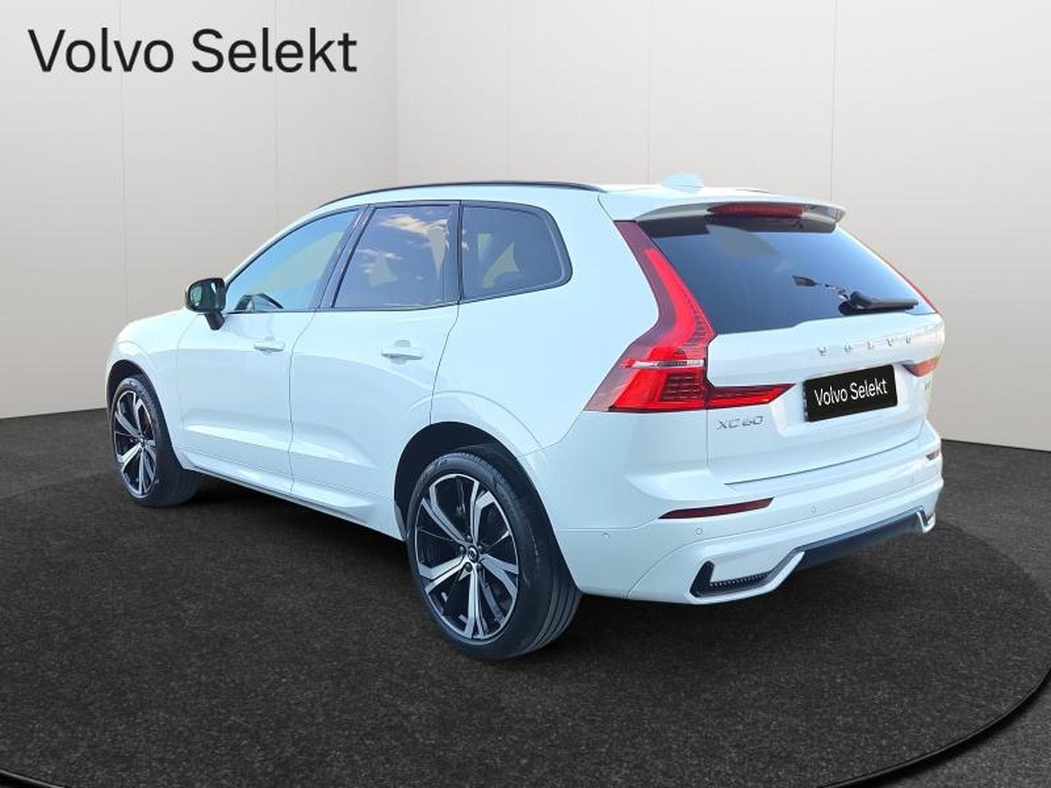 Volvo XC60 B4 Plus Dark / Essence (2024) - Photo 31