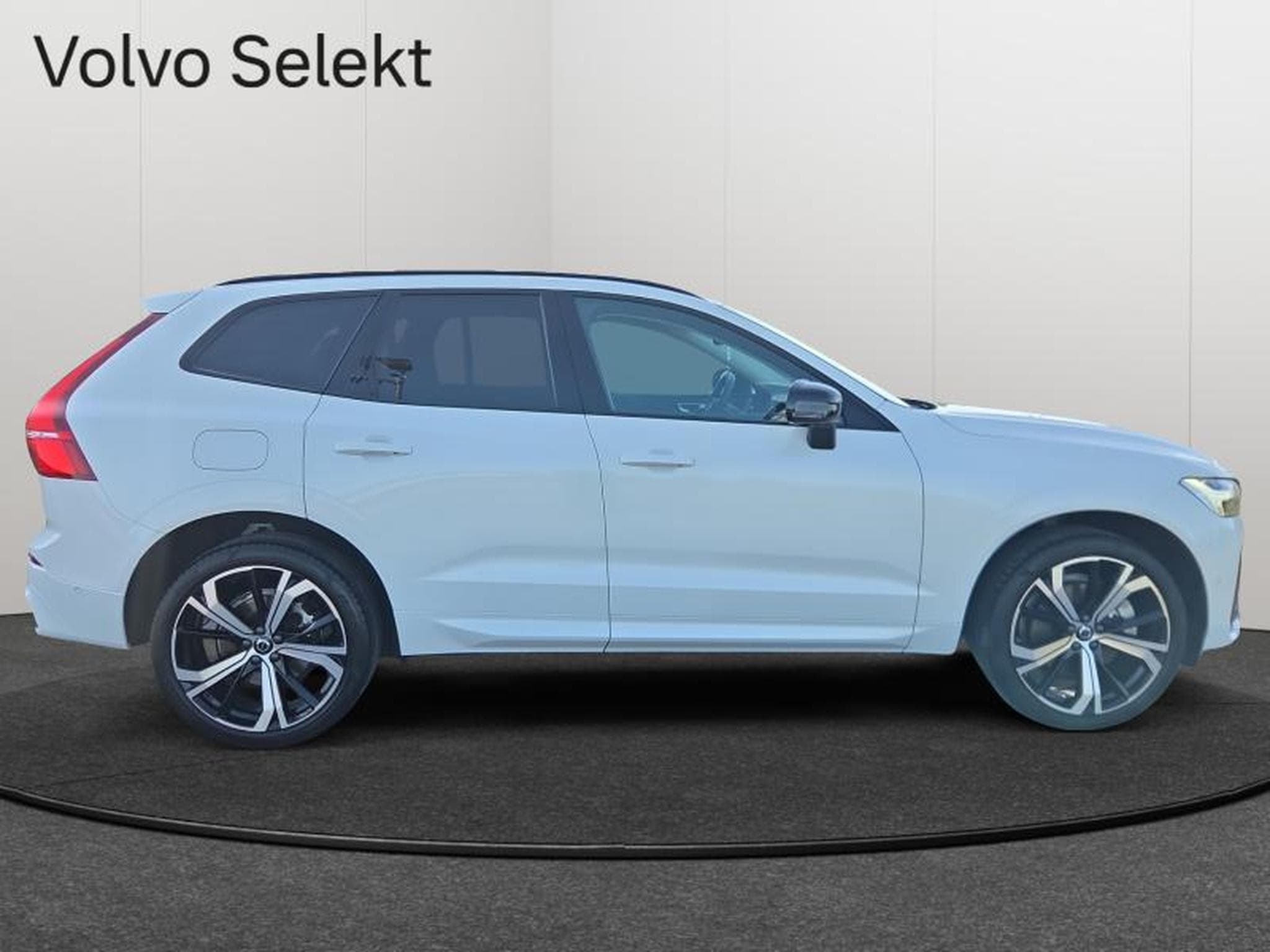 Volvo XC60 B4 Plus Dark / Essence (2024) - Photo 33