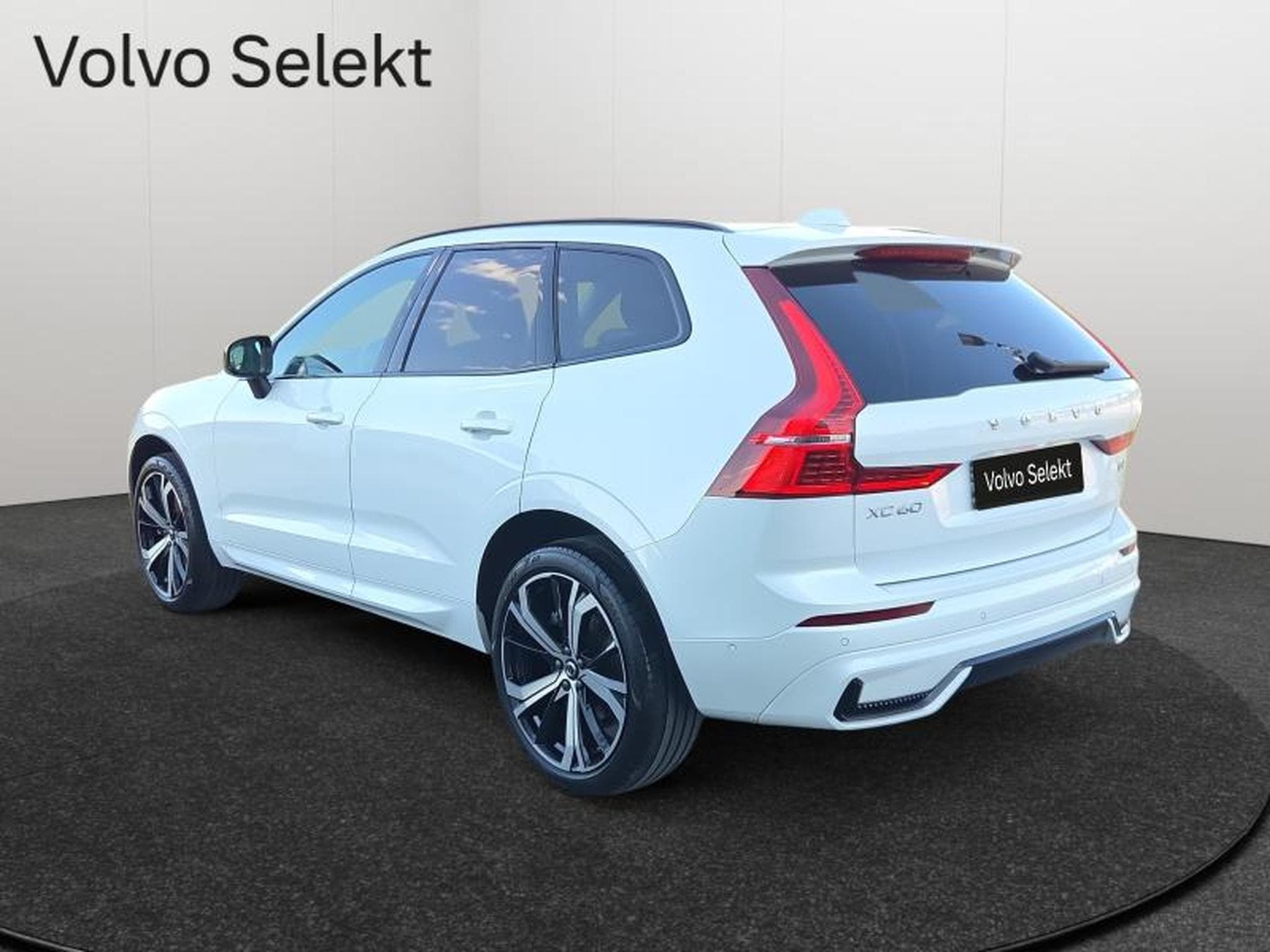 Volvo XC60 B4 Plus Dark / Essence (2024) - Photo 8