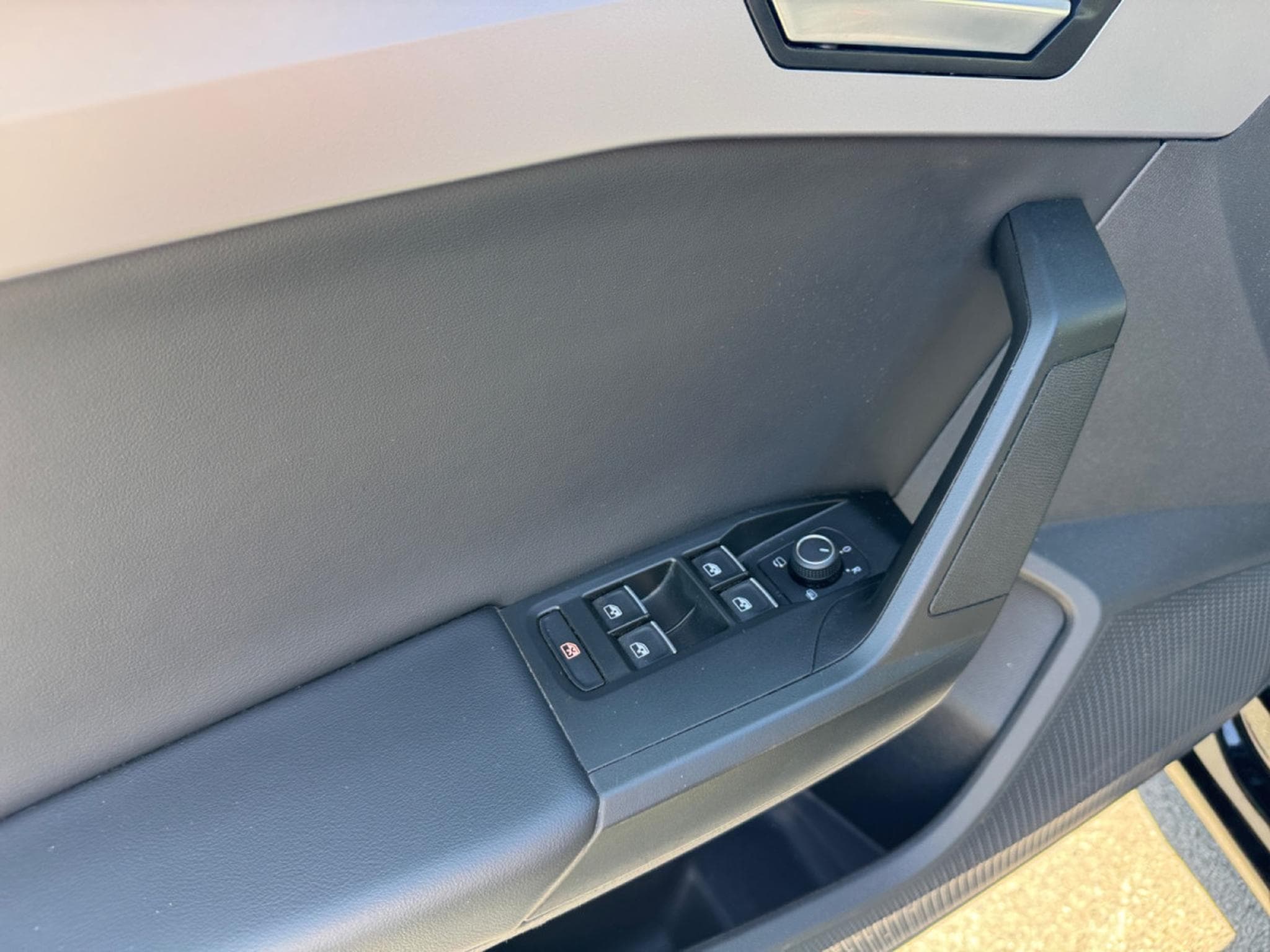 Seat Leon 2.0 CR TDi FR DPF DSG (2023) - Photo 11