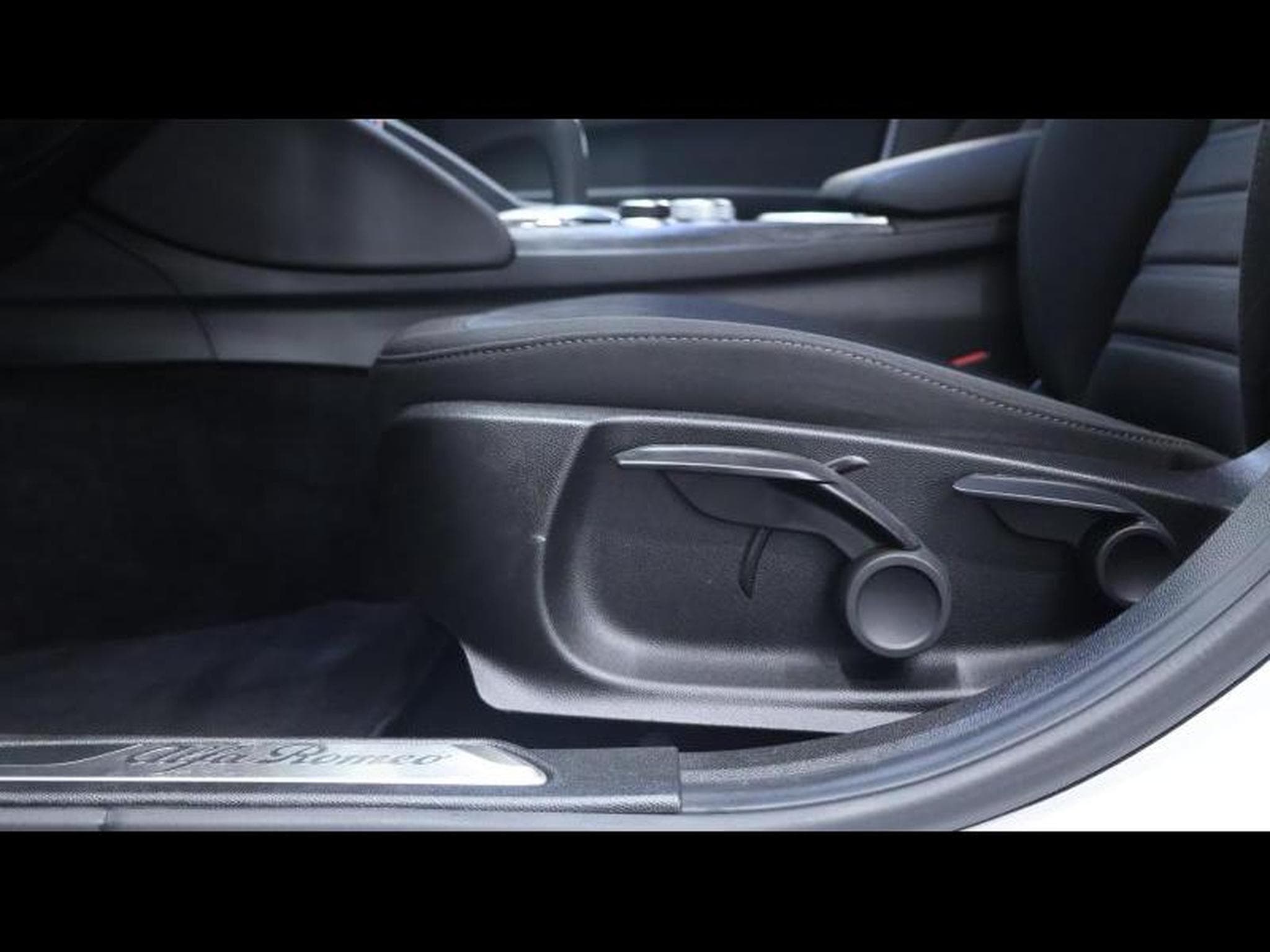Alfa-Romeo Giulia 2.2 JTD 160 Auto (2022) - Photo 24